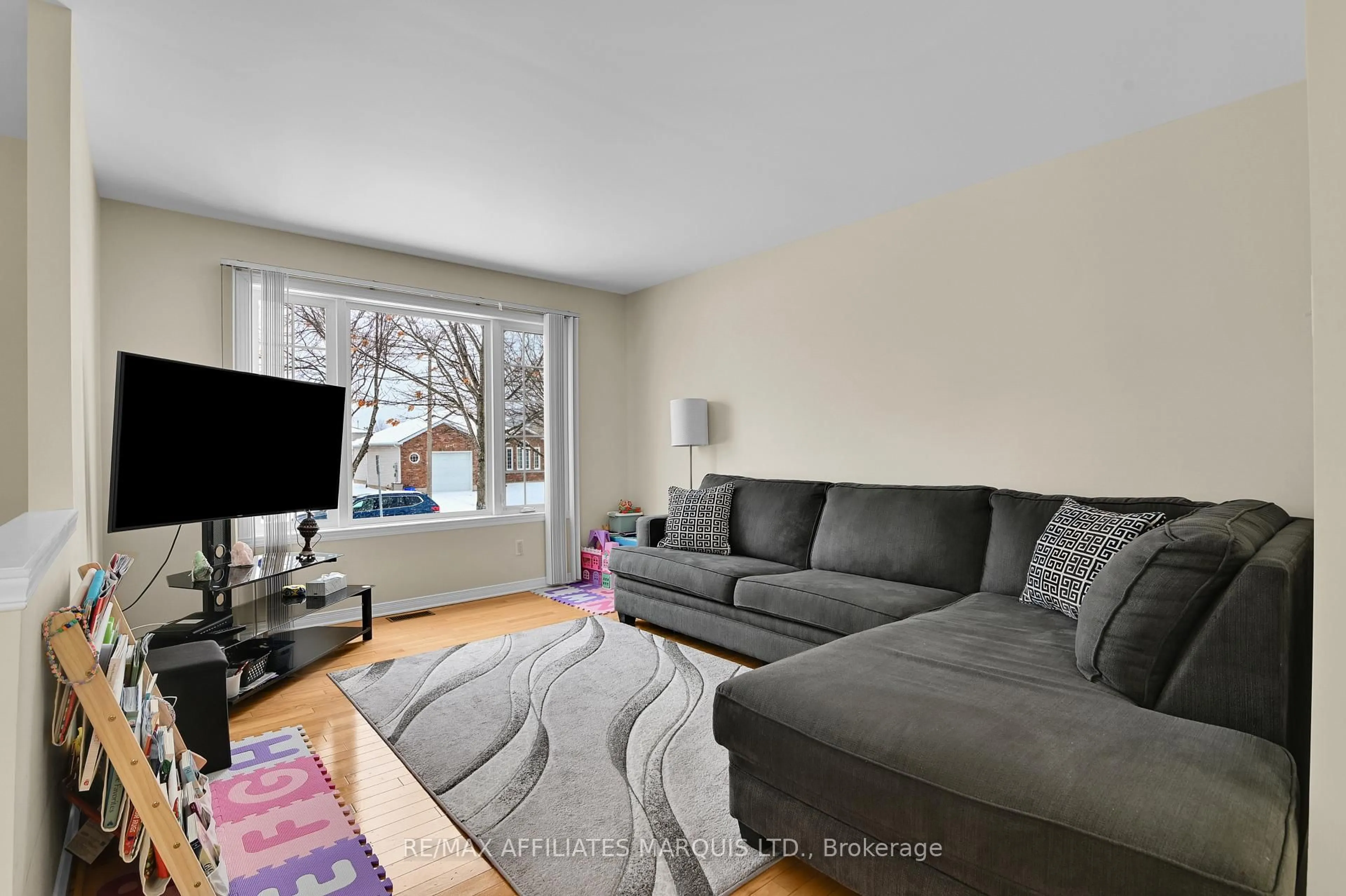 Living room with furniture, unknown for 2241 GLEN BROOK Dr, Cornwall Ontario K6H 7N1