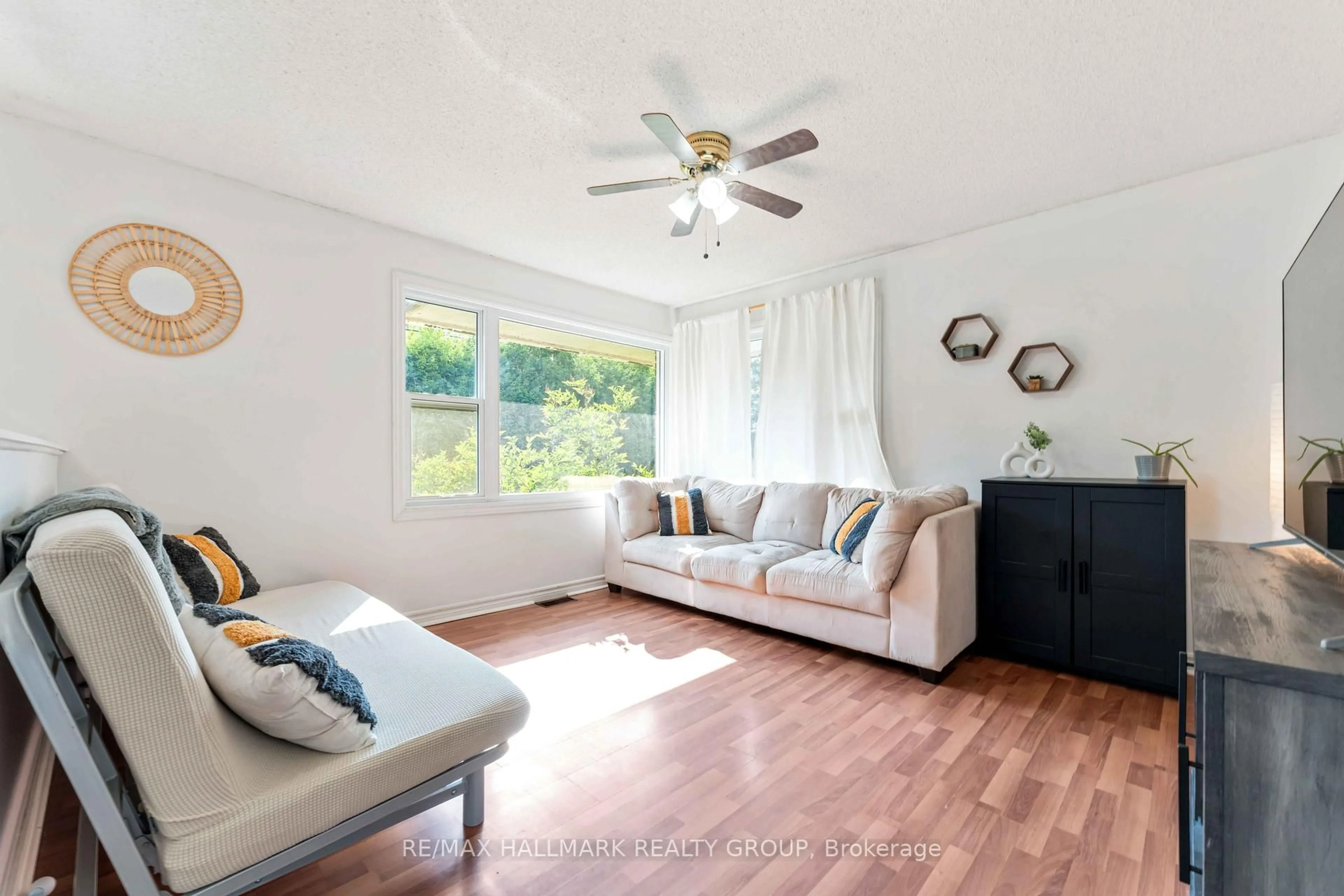 Living room with furniture, wood/laminate floor for 1250 Stagecoach Rd, Ottawa Ontario K4P 1E2