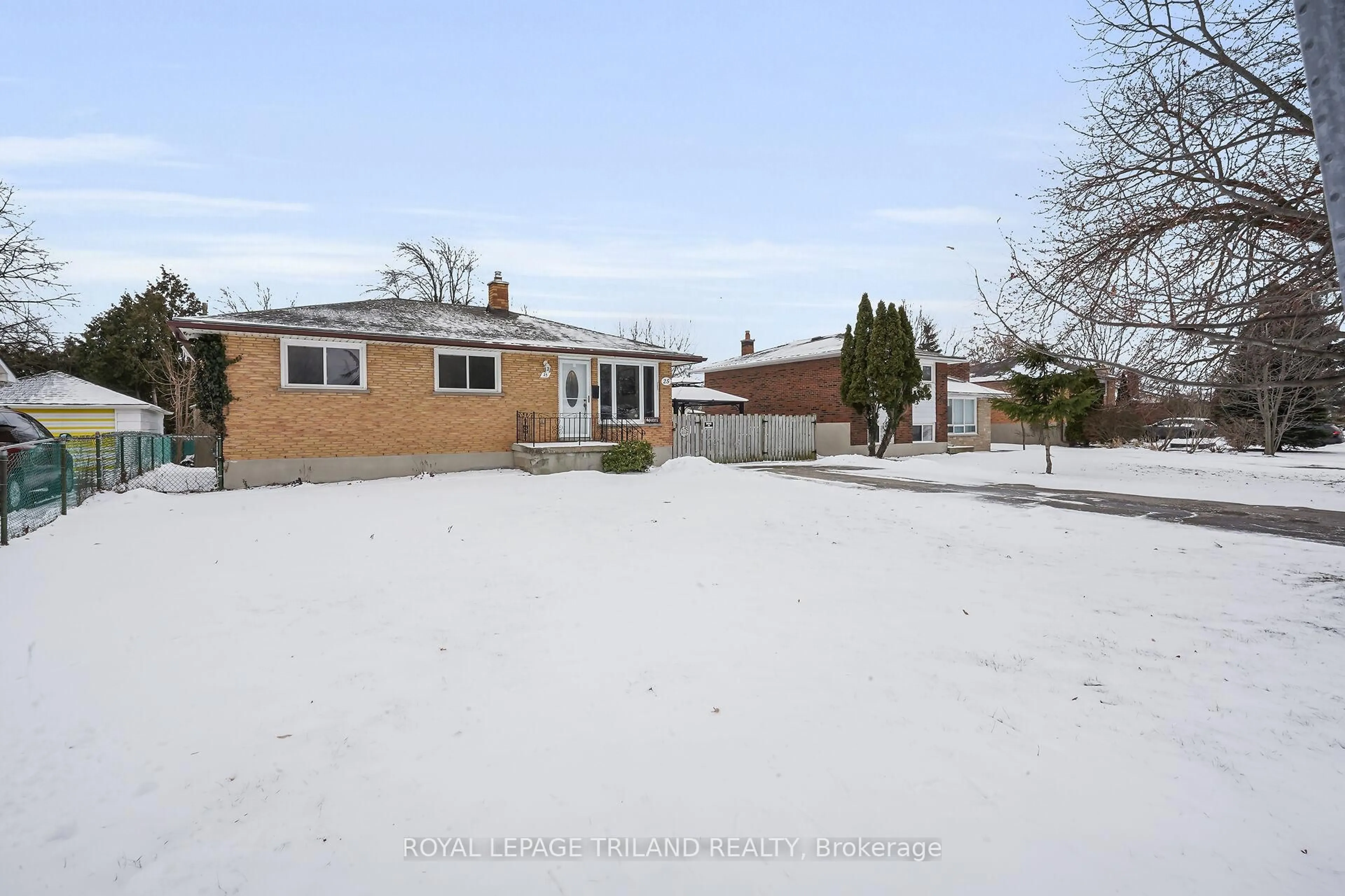 A pic from outside/outdoor area/front of a property/back of a property/a pic from drone, street for 25 Hawkesbury Ave, London East Ontario N5V 2J9