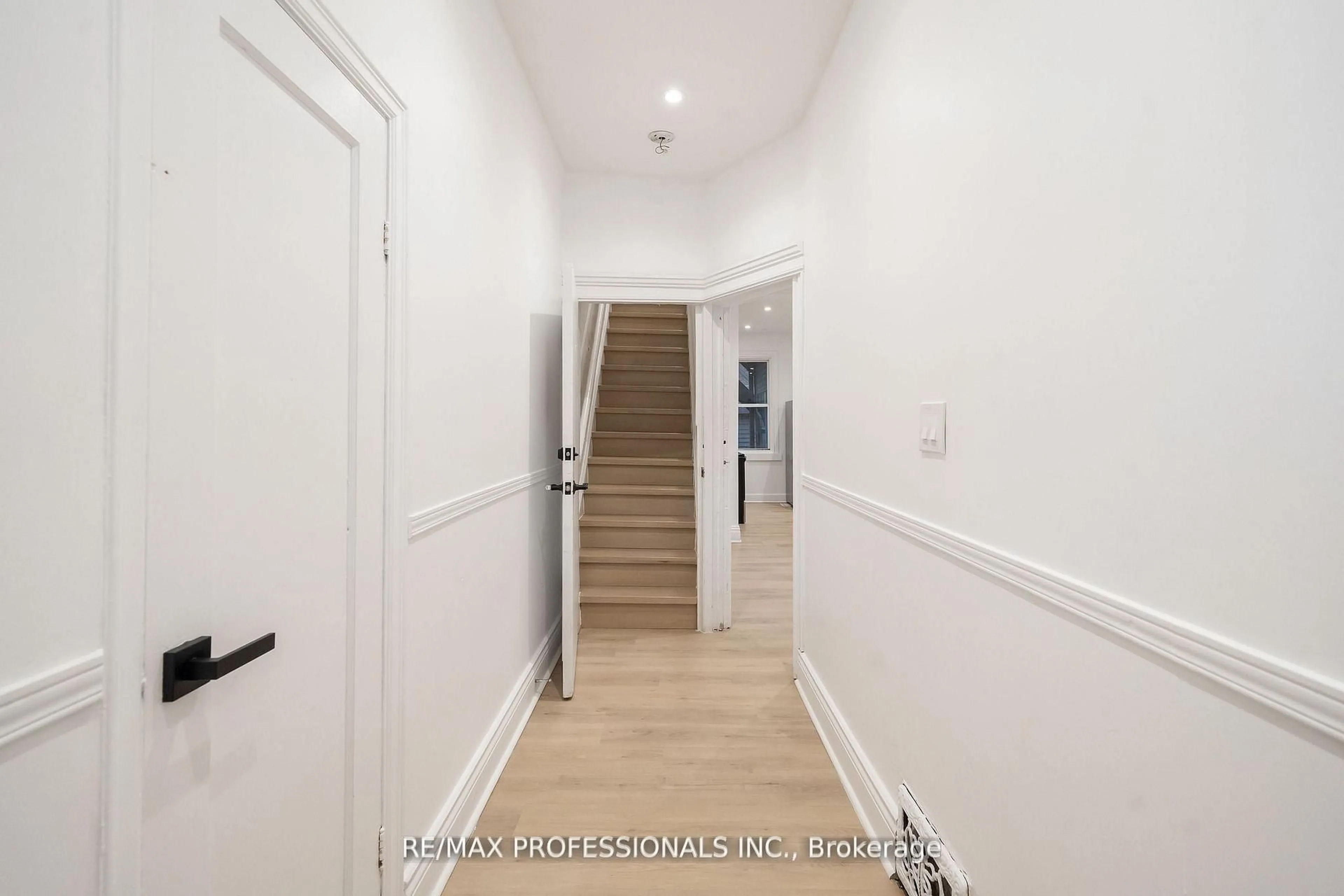 Indoor entryway for 129 Balsam Ave, Hamilton Ontario L8M 3B4