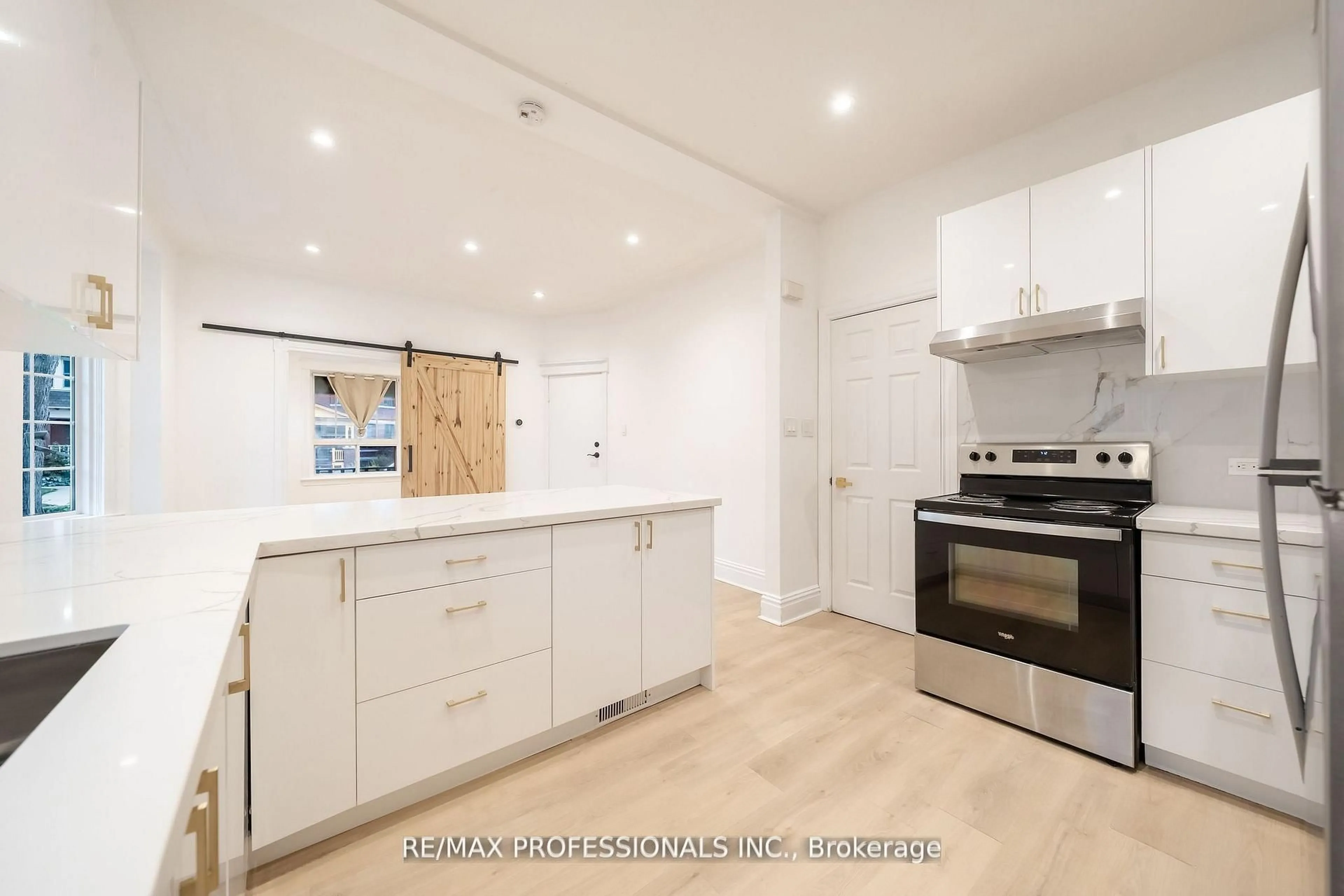 Open concept kitchen, unknown for 129 Balsam Ave, Hamilton Ontario L8M 3B4