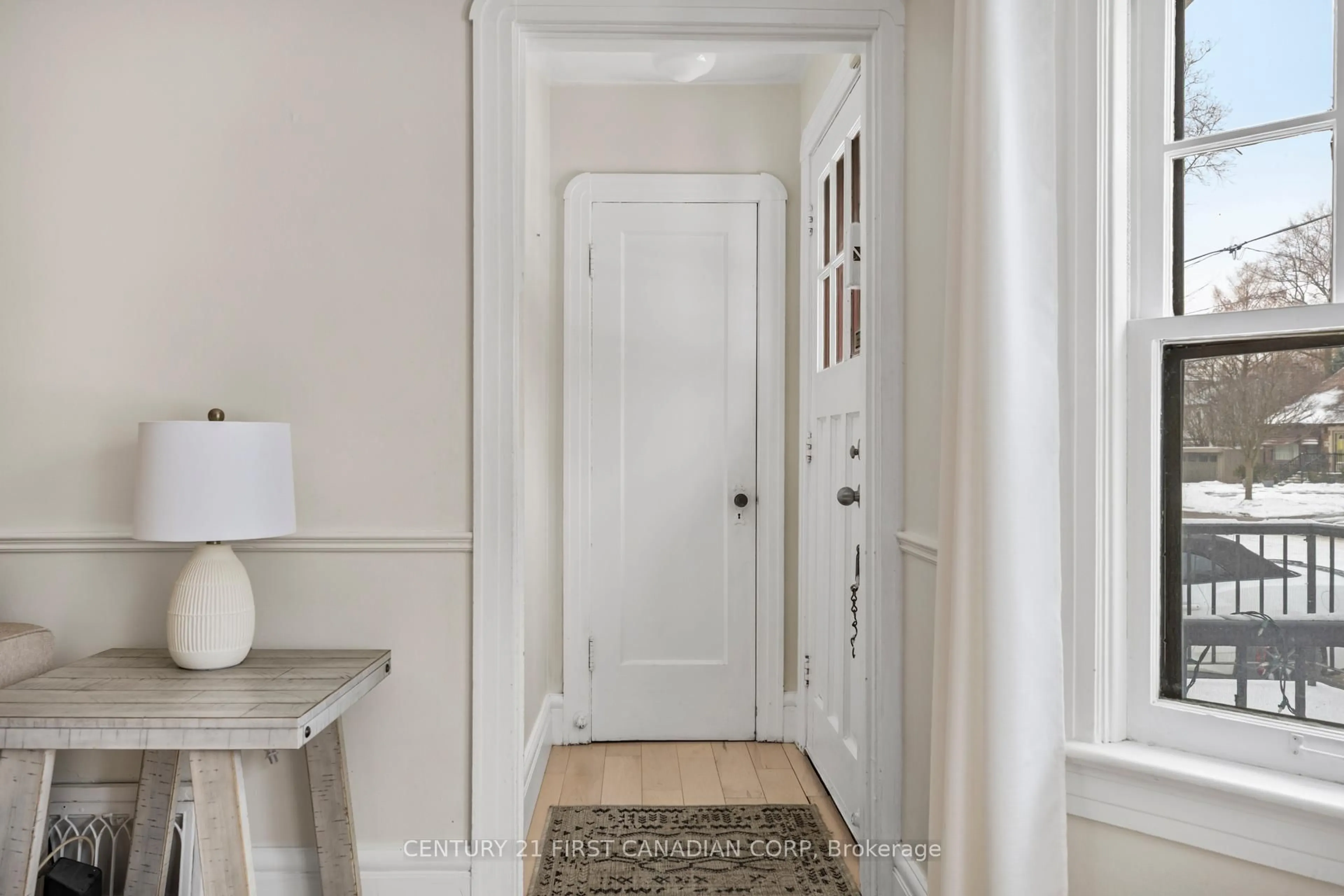 Indoor entryway for 961 Harrison Ave, London East Ontario N5Y 2T8