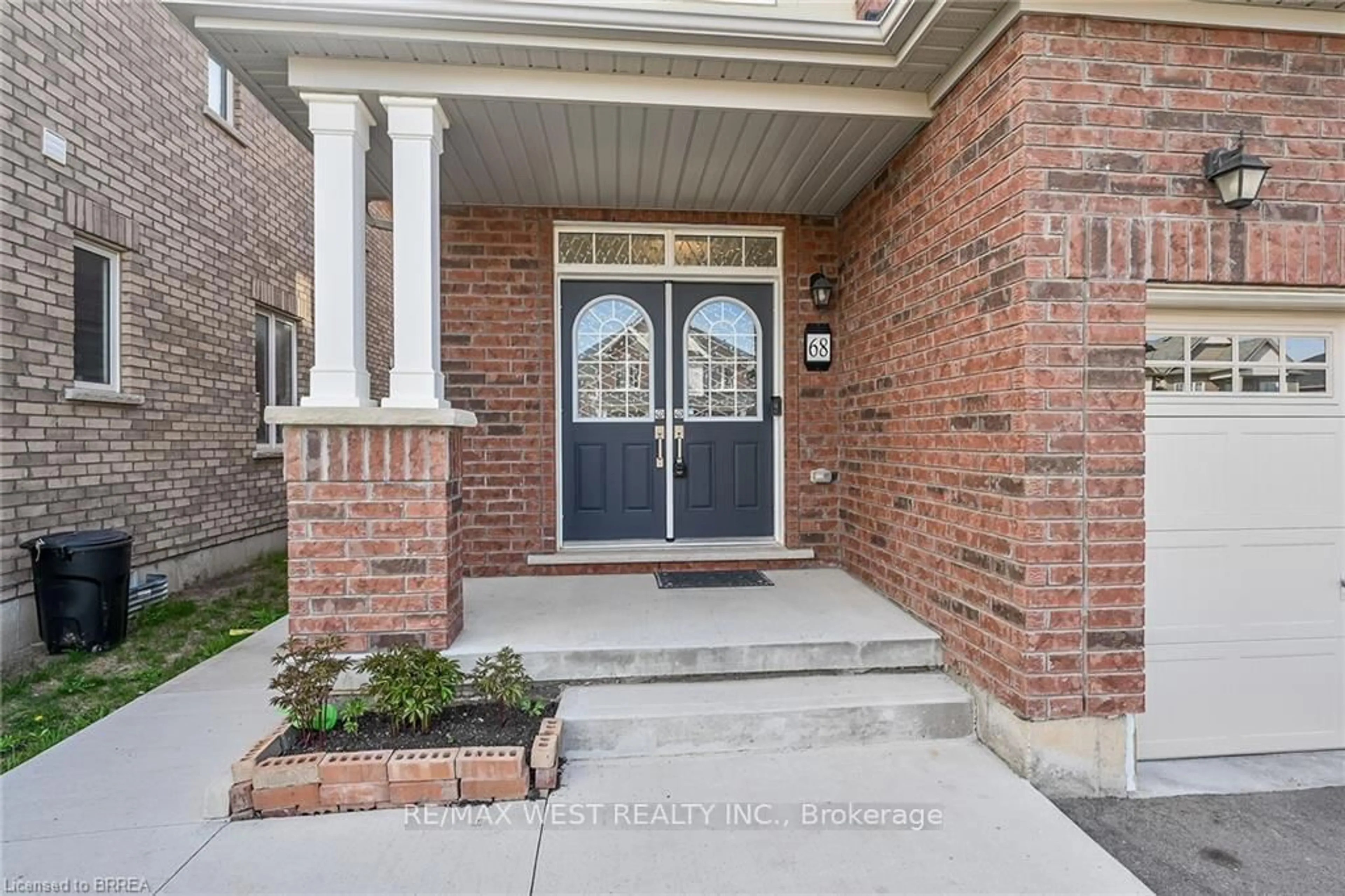 Indoor entryway for 68 Cooke Ave, Brantford Ontario N3T 0S1