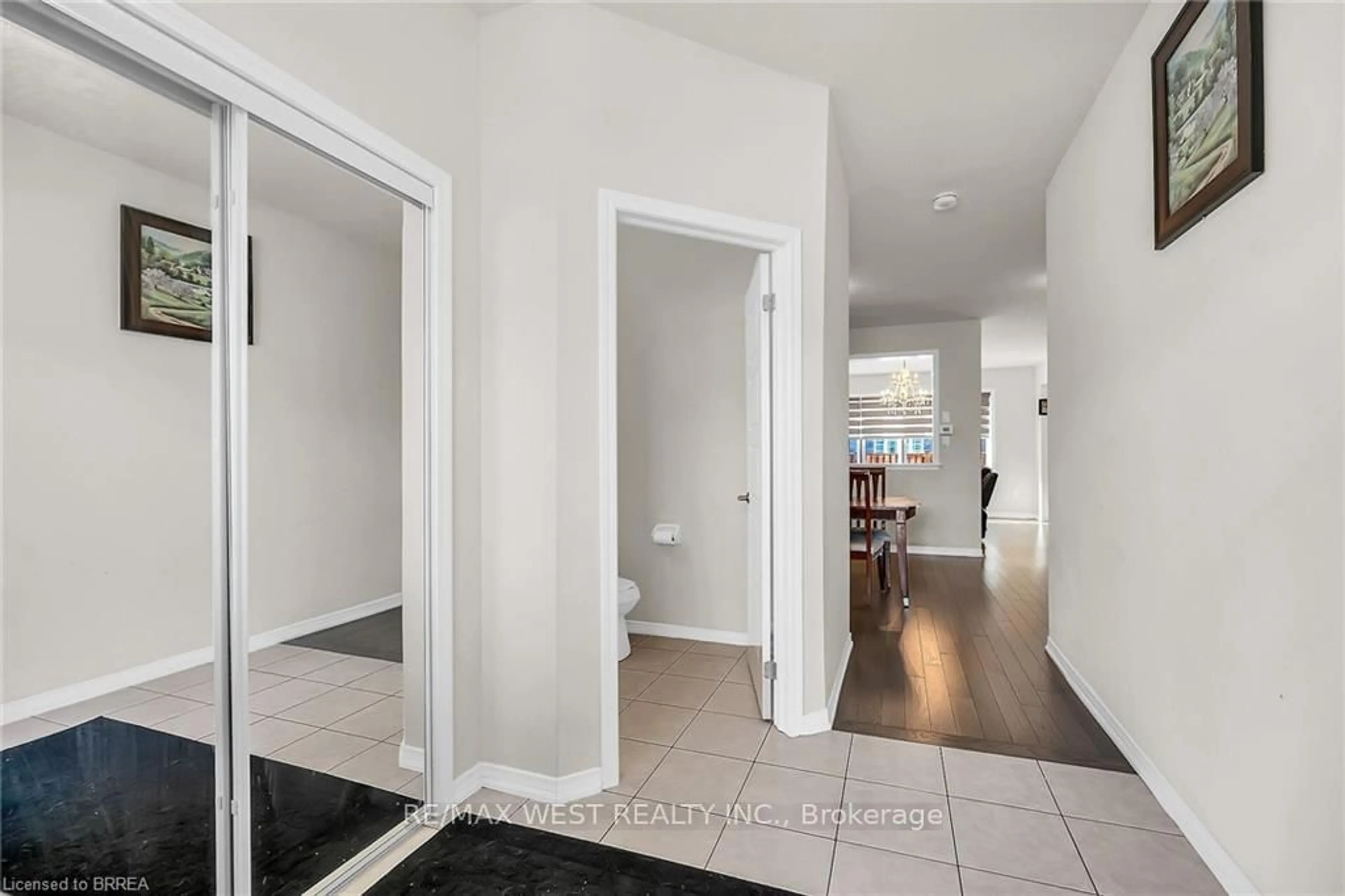 Indoor entryway for 68 Cooke Ave, Brantford Ontario N3T 0S1