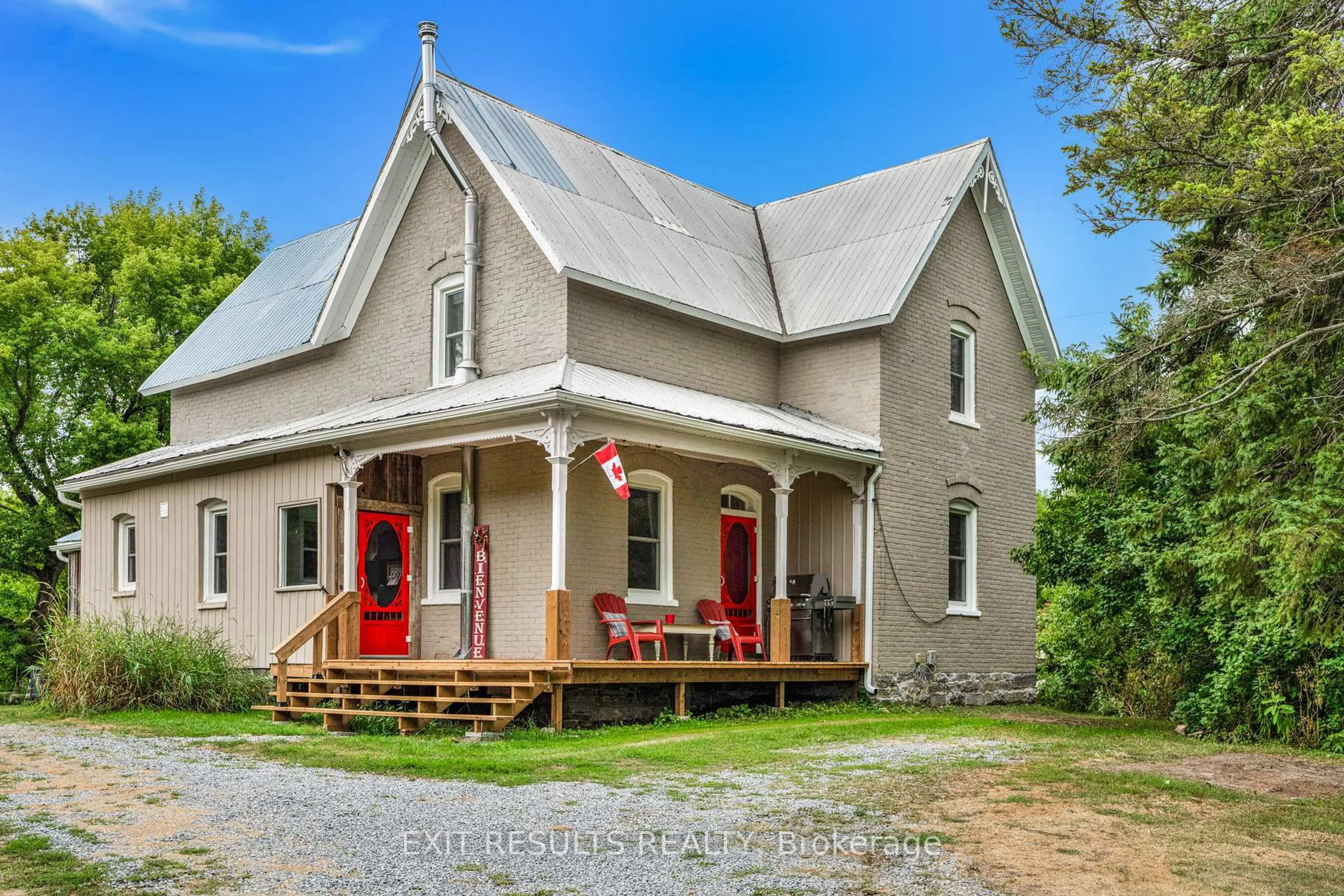 A pic from outside/outdoor area/front of a property/back of a property/a pic from drone, building for 17980 Macleod Rd, North Stormont Ontario K0C 1T0