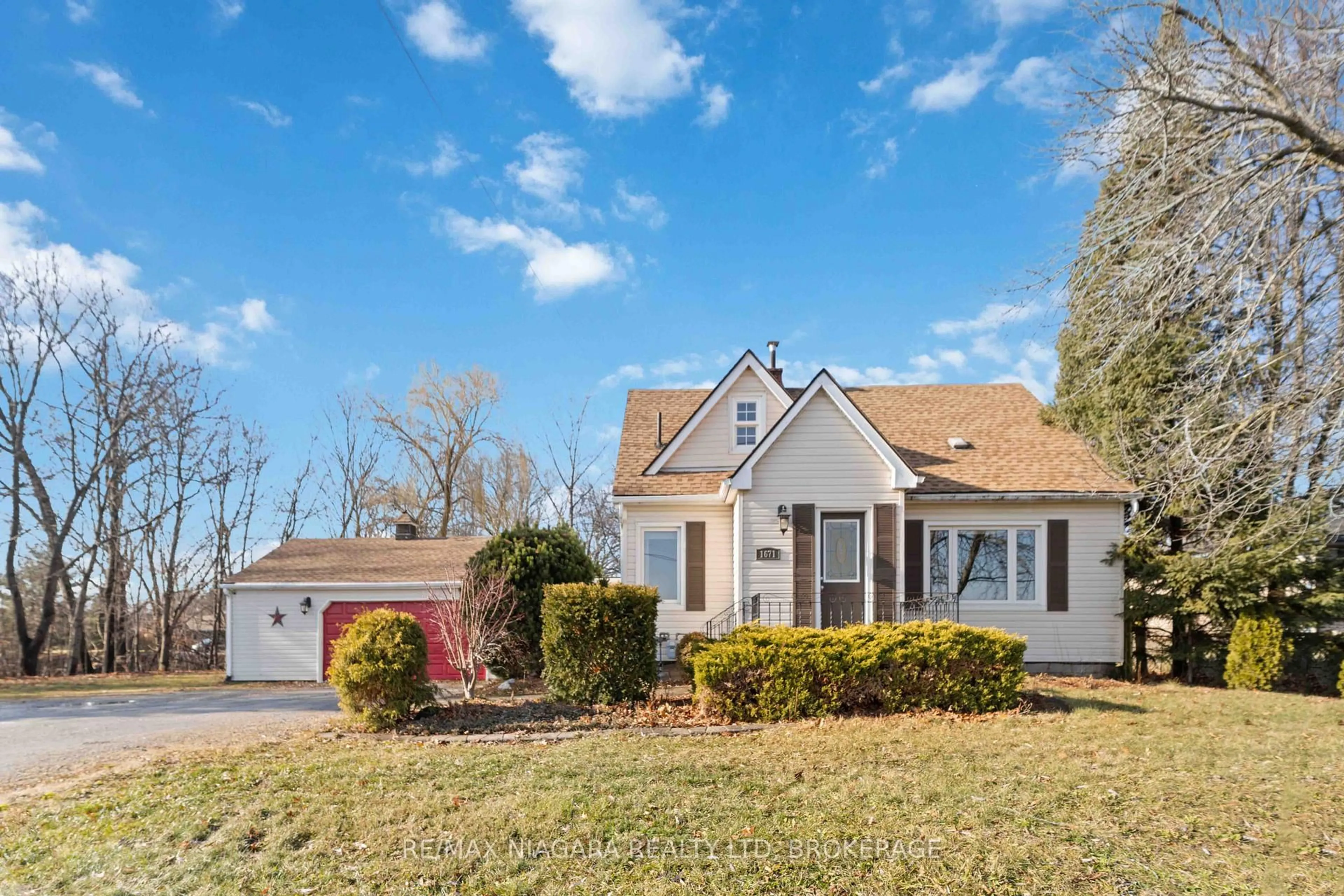 Home with vinyl exterior material, street for 1671 Third Street Louth St, St. Catharines Ontario L2R 6P9