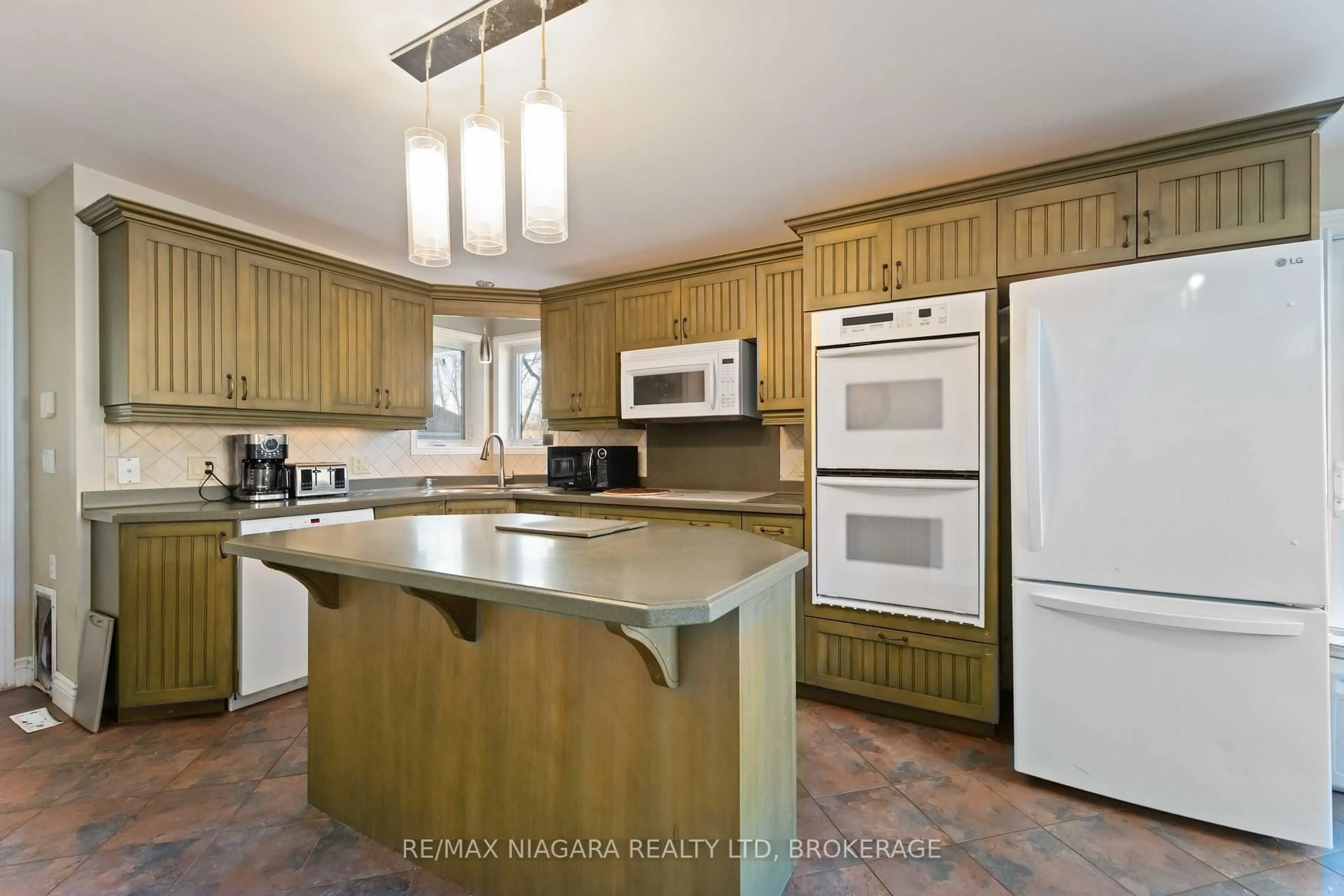Standard kitchen, ceramic/tile floor for 1671 Third Street Louth St, St. Catharines Ontario L2R 6P9