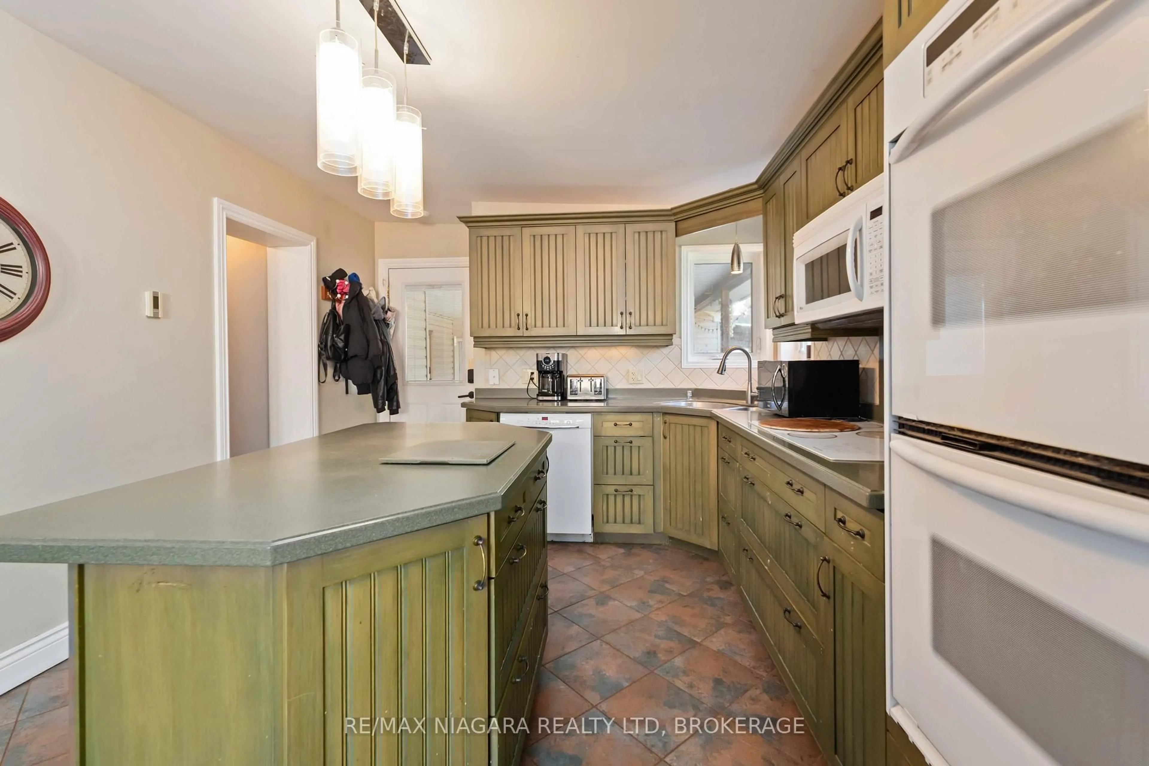 Standard kitchen, ceramic/tile floor for 1671 Third Street Louth St, St. Catharines Ontario L2R 6P9