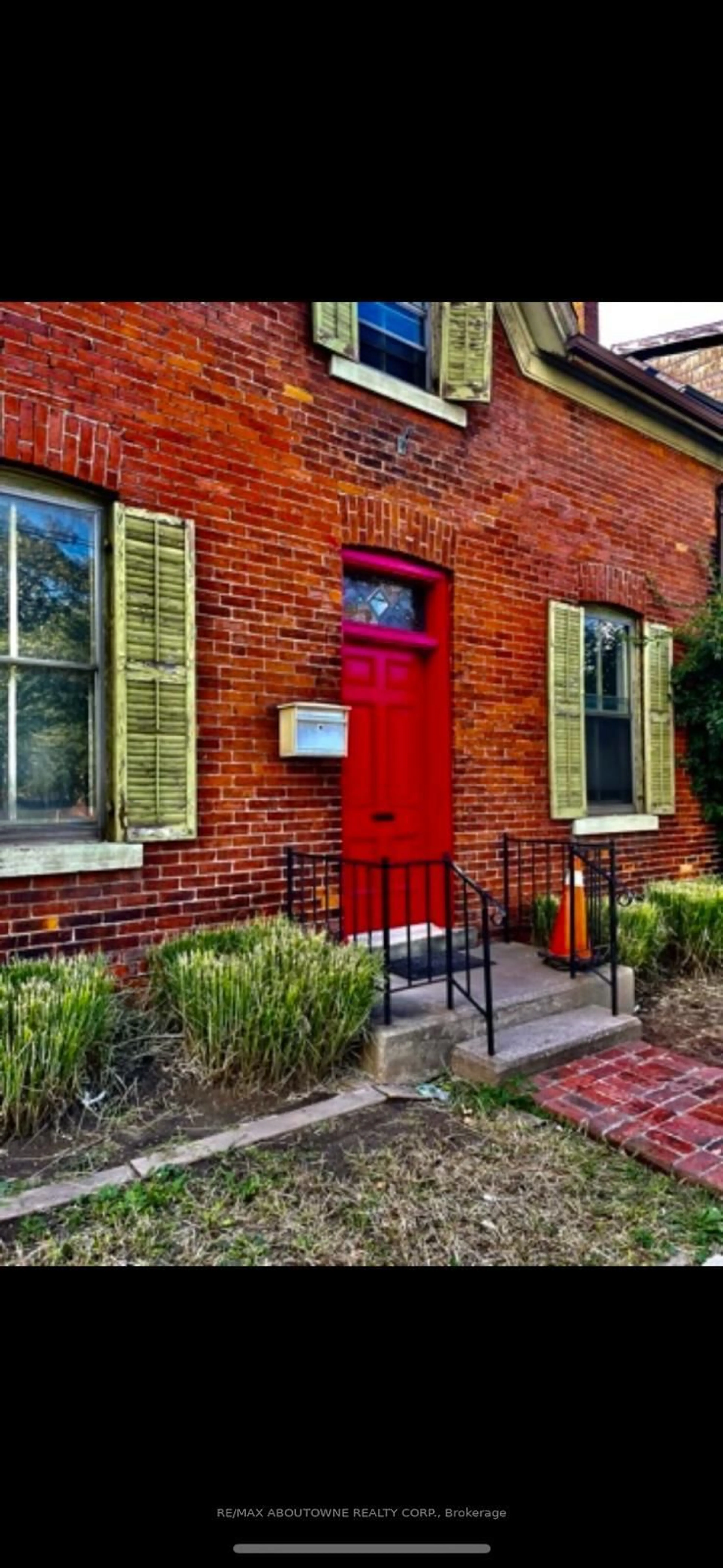 Home with brick exterior material, street for 70 Wellington St, Hamilton Ontario L8N 2R1