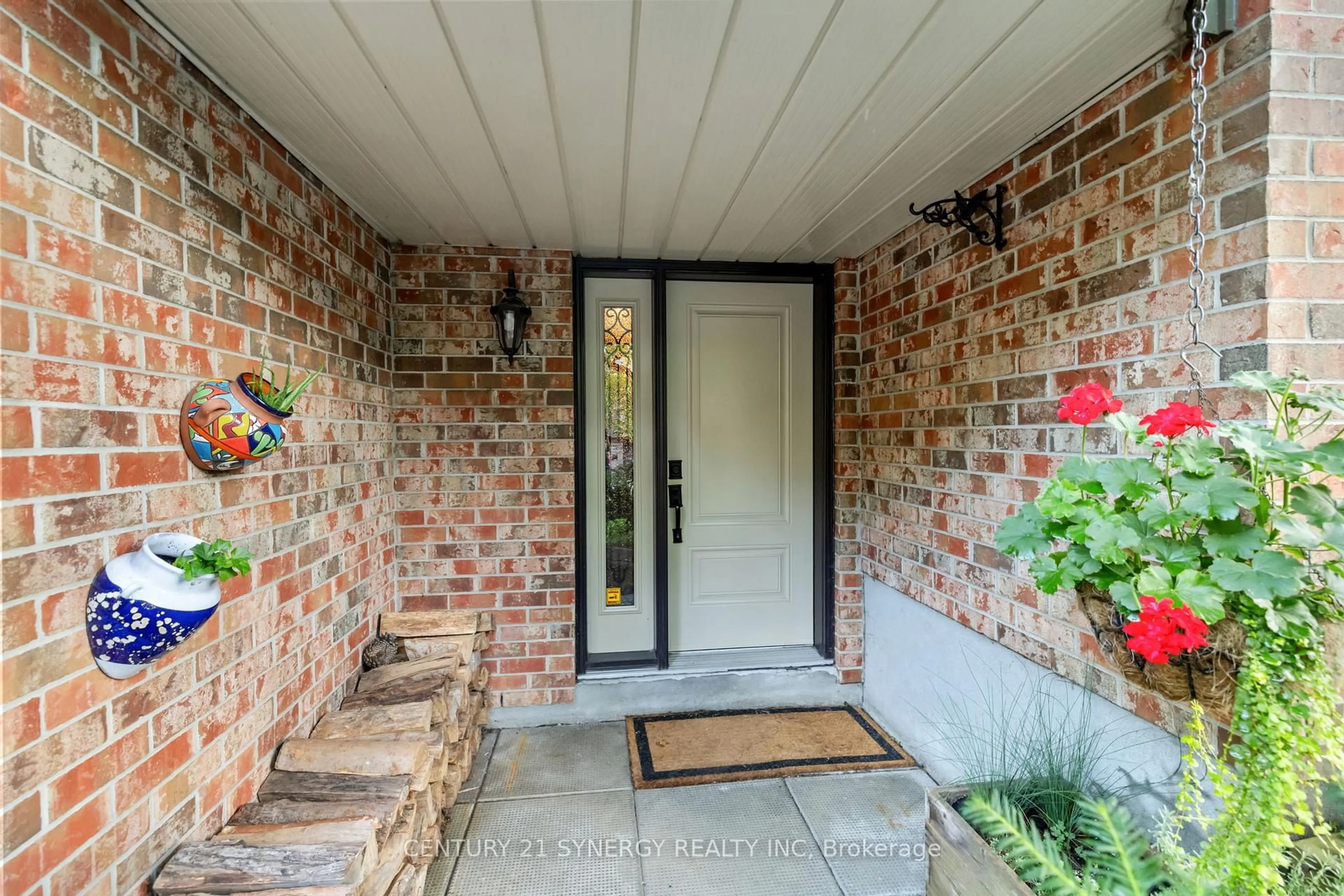 Indoor entryway for 1406 Forge St, Ottawa Ontario K1T 2T9