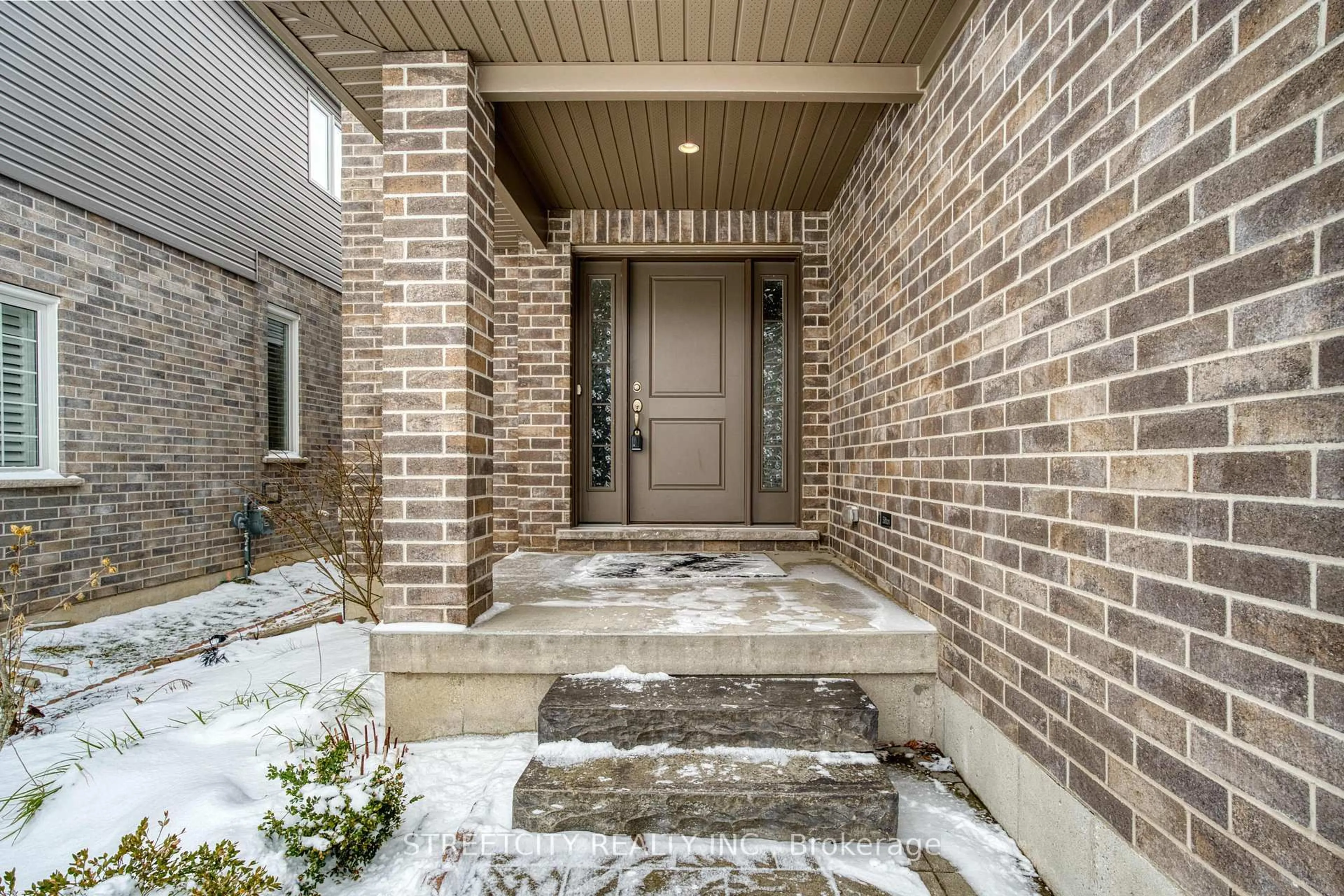Indoor entryway for 2206 SPRINGRIDGE Dr, London North Ontario N5X 0M3