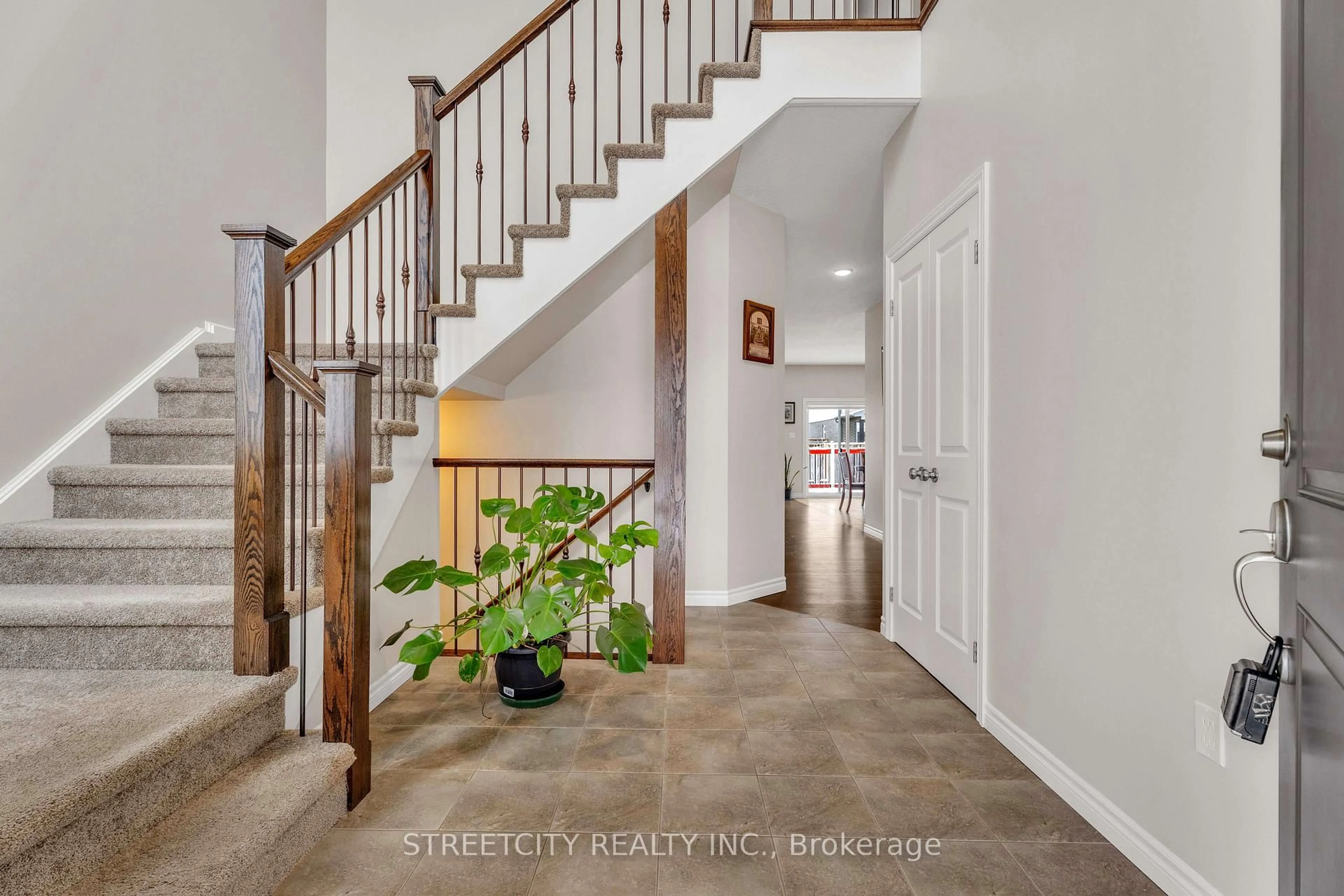 Indoor entryway for 2206 SPRINGRIDGE Dr, London North Ontario N5X 0M3