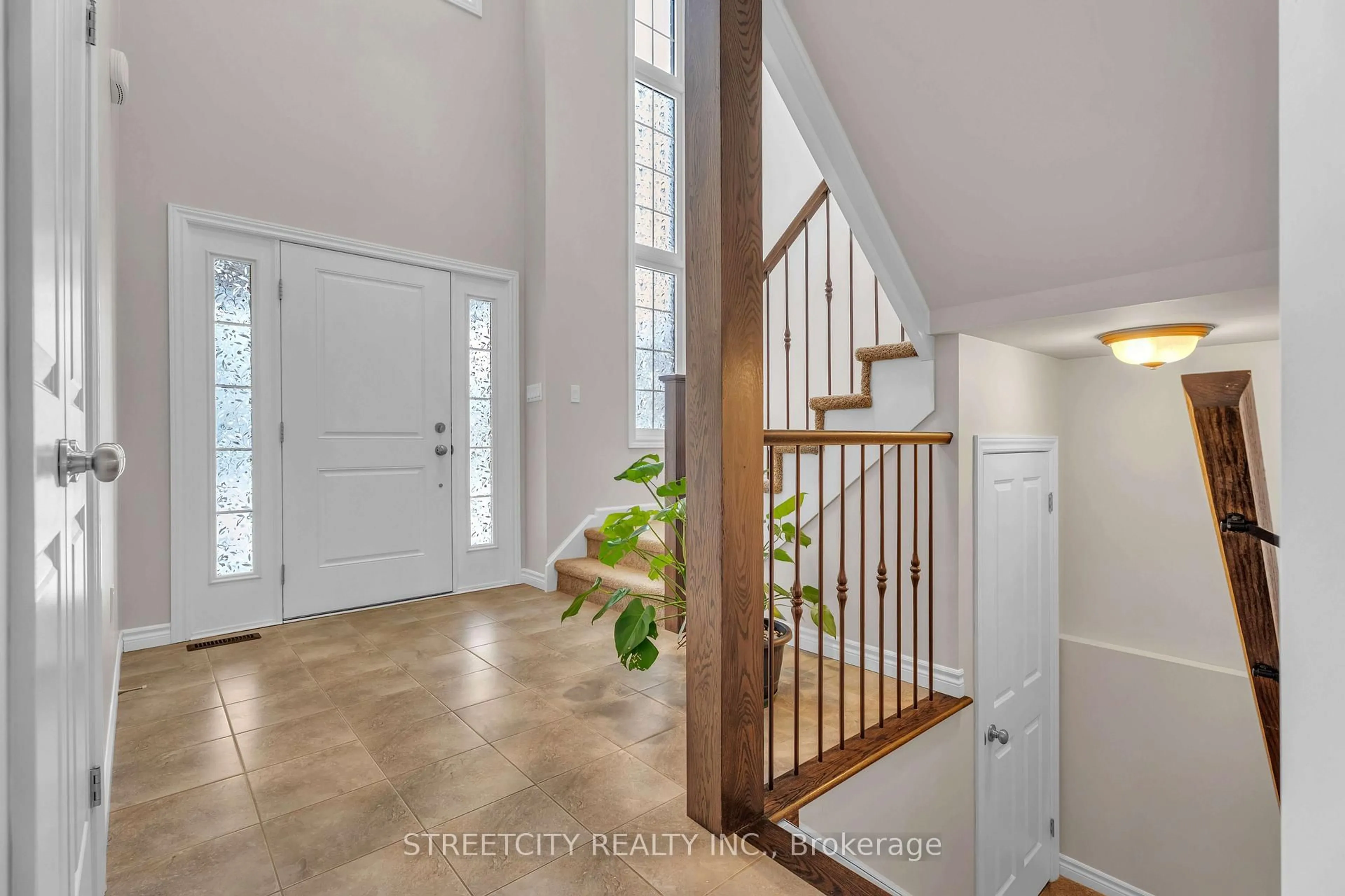 Indoor entryway for 2206 SPRINGRIDGE Dr, London North Ontario N5X 0M3