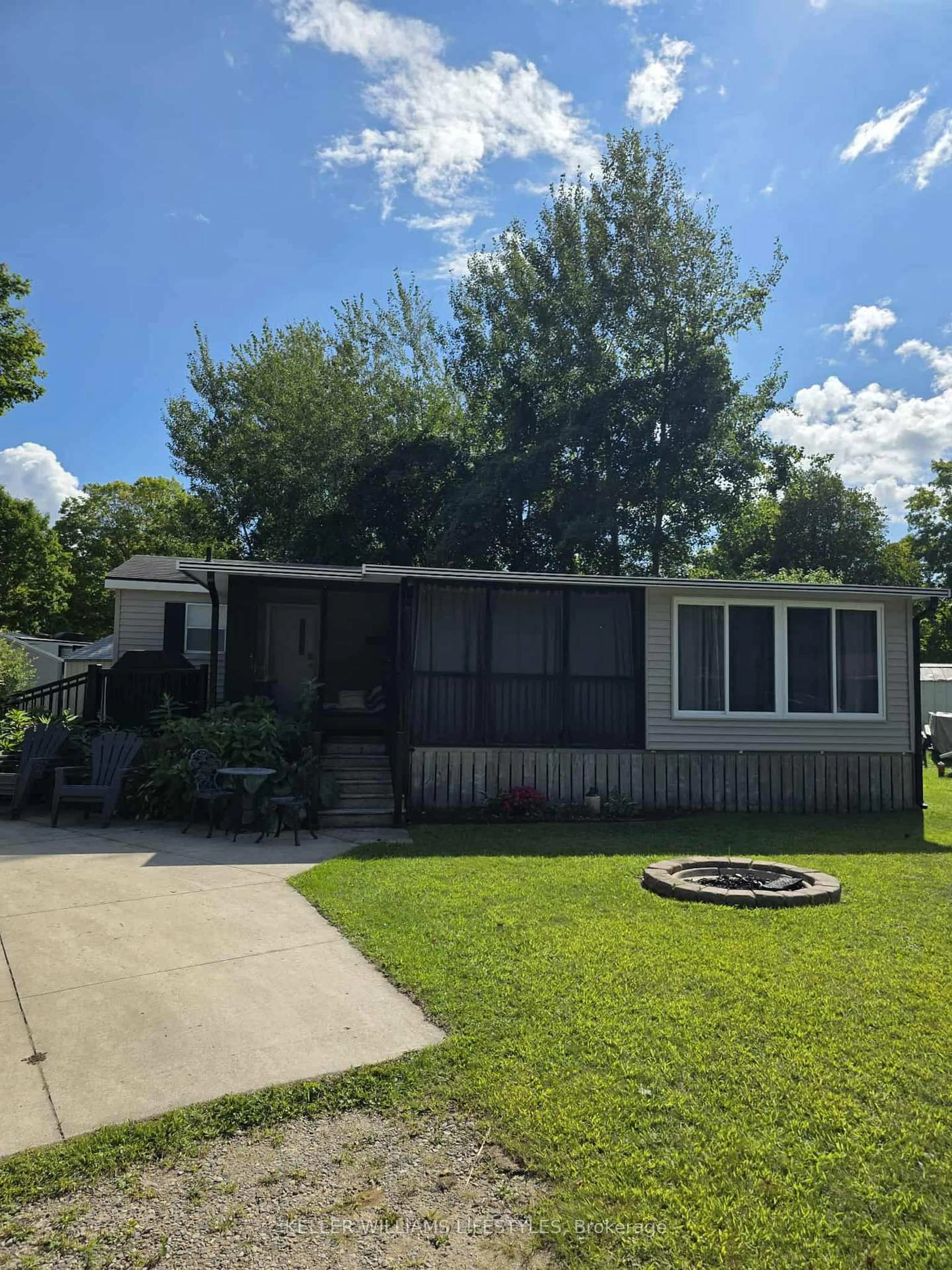 Home with vinyl exterior material, unknown for 9338 West Ipperwash Rd #JJ22, Lambton Shores Ontario N0N 1J2