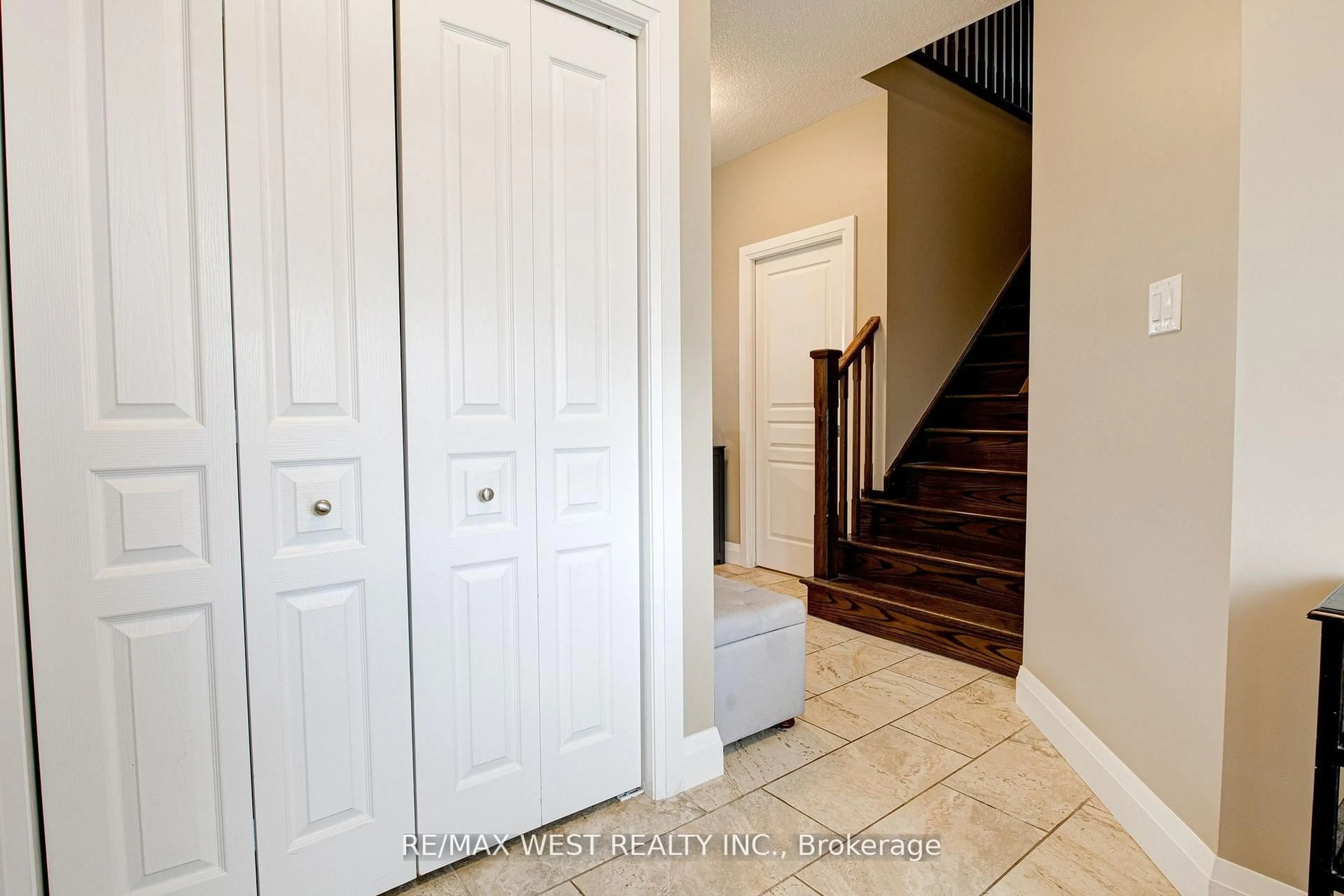 Indoor entryway for 68 Challenger Ave, North Dumfries Ontario N0B 1E0