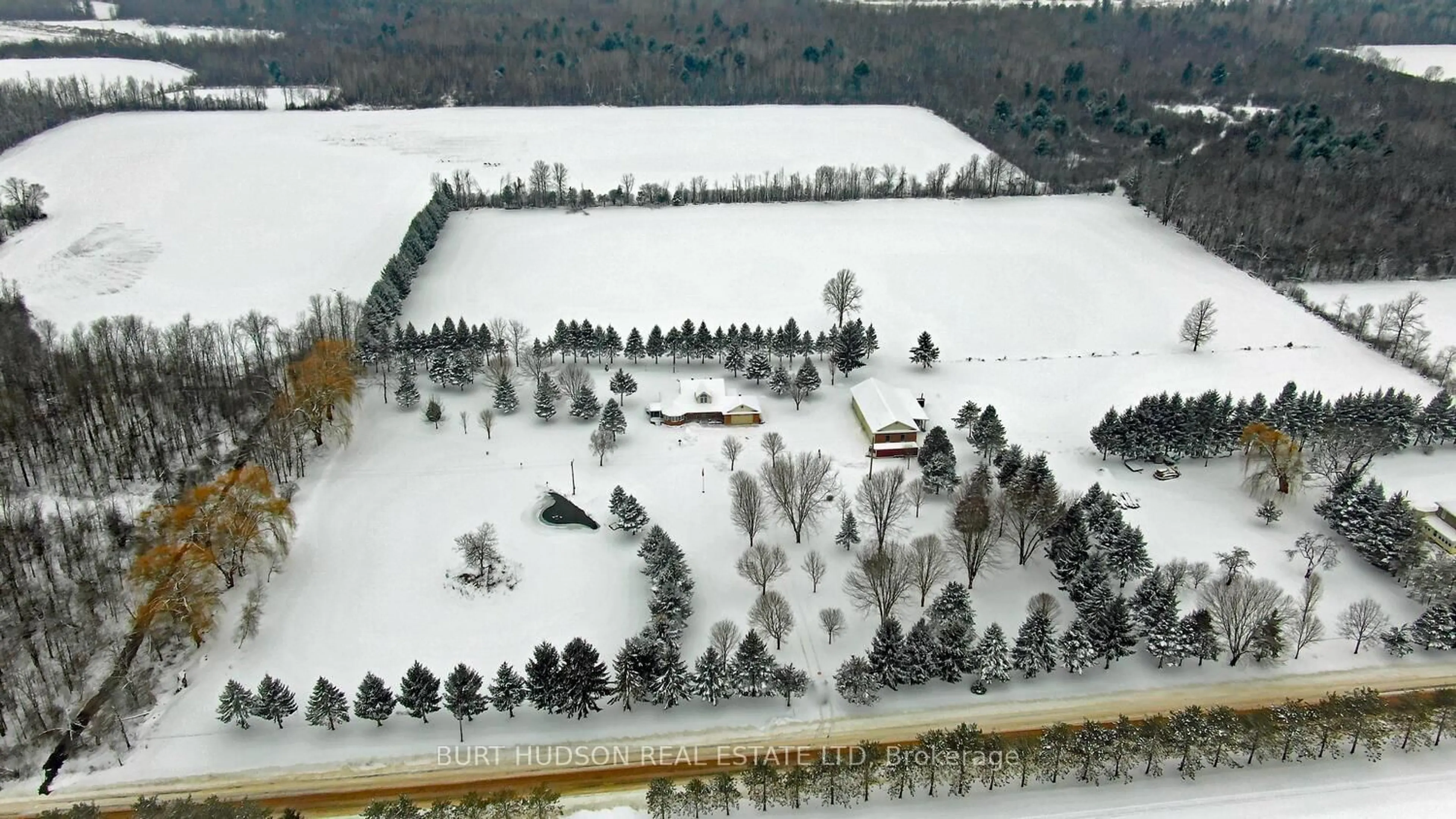 A pic from outside/outdoor area/front of a property/back of a property/a pic from drone, unknown for 209 Lake St, Front of Yonge Ontario K0E 1M0