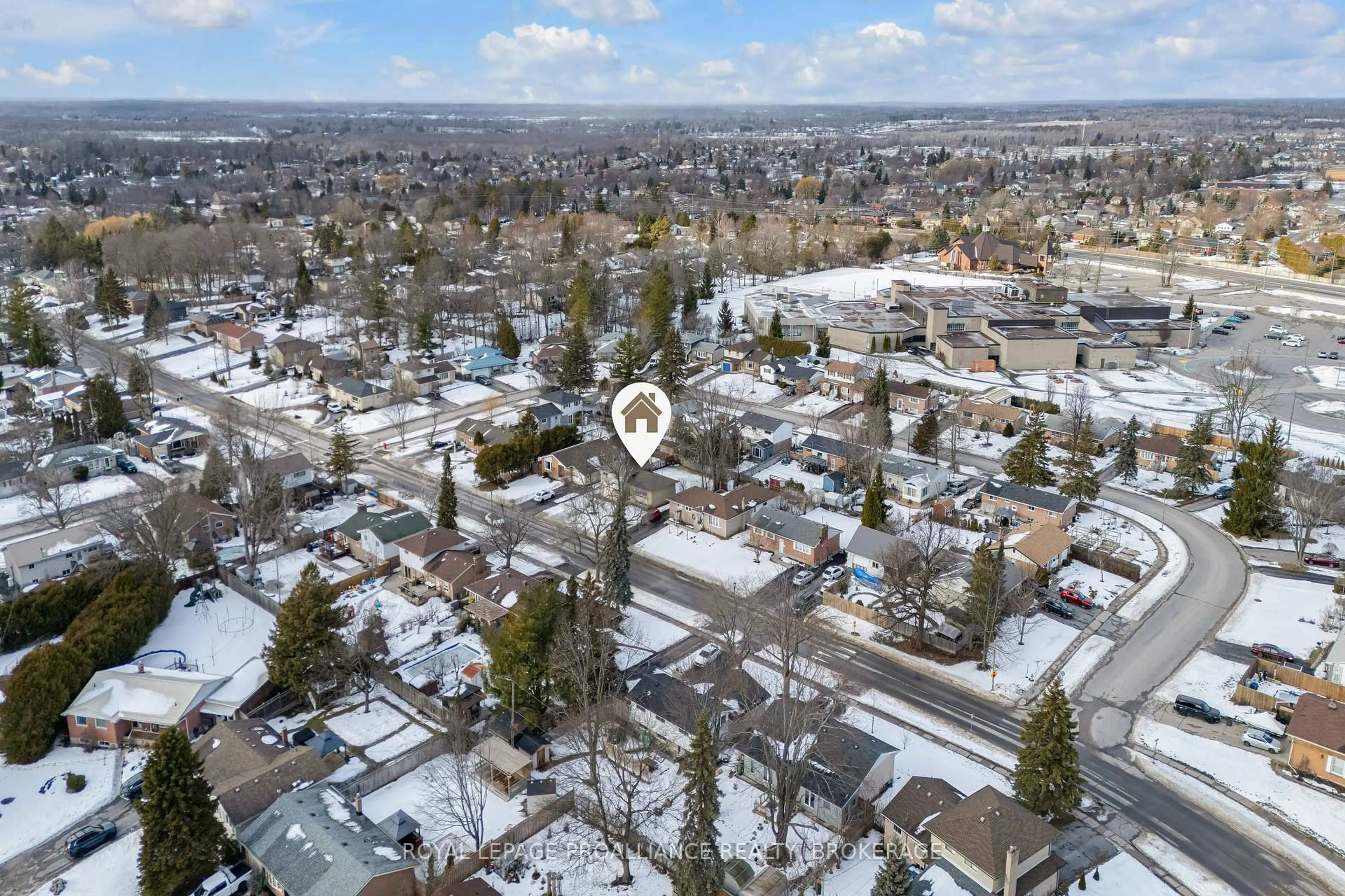 A pic from outside/outdoor area/front of a property/back of a property/a pic from drone, street for 1080 Hudson Dr, Kingston Ontario K7M 5L1