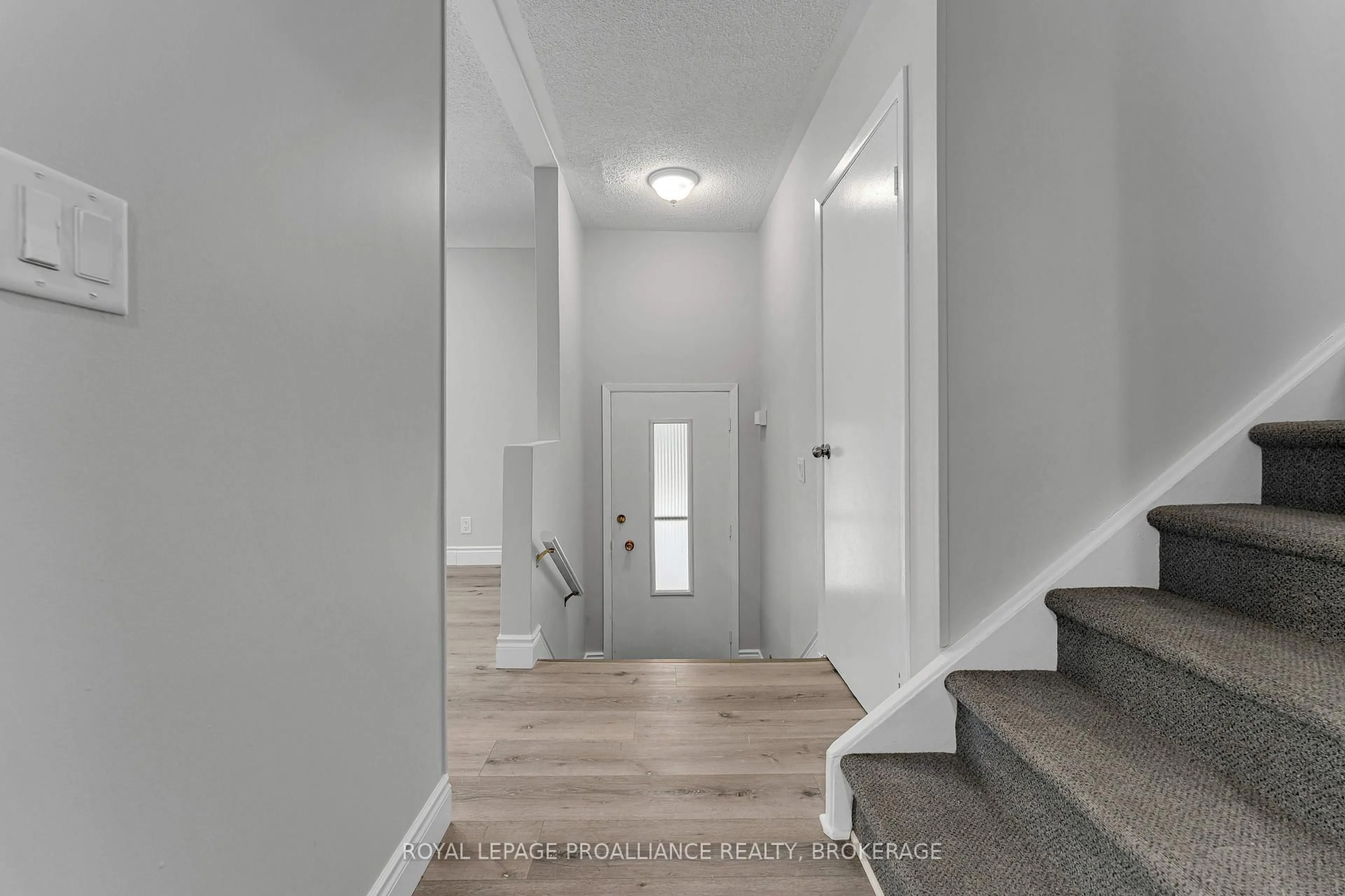 Indoor entryway for 1080 Hudson Dr, Kingston Ontario K7M 5L1