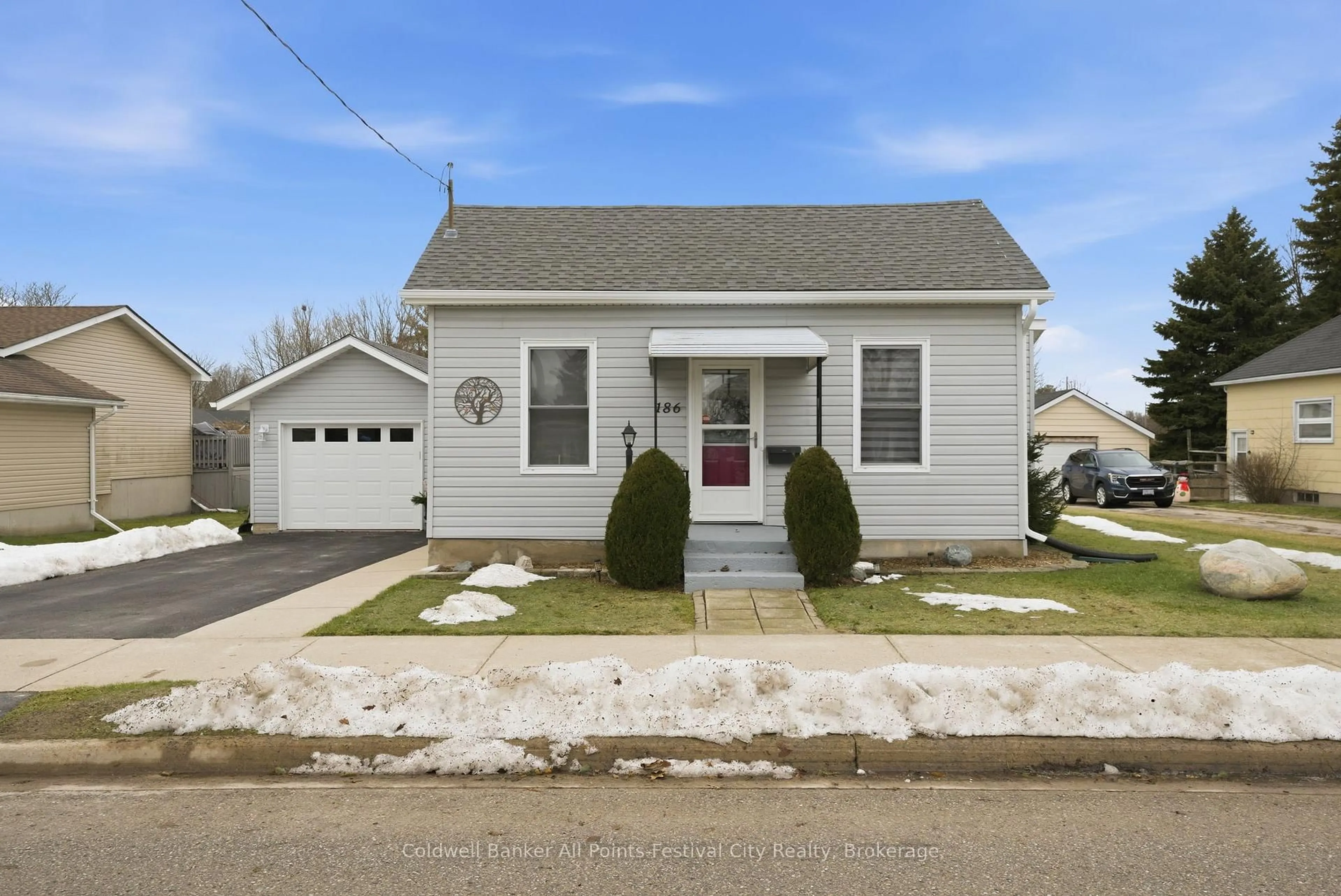 Home with vinyl exterior material, street for 186 Wellington St, Goderich Ontario N7A 3T5