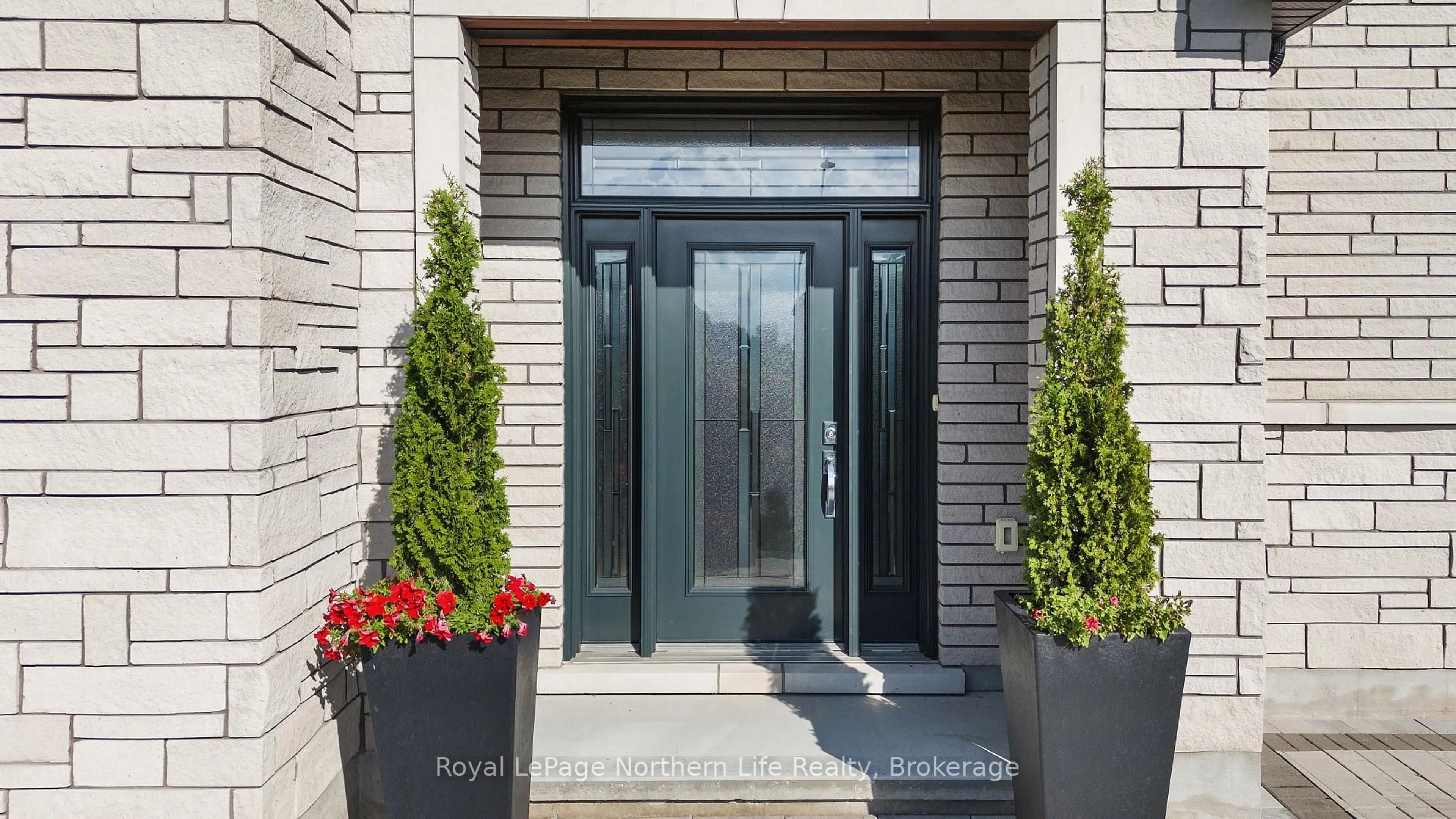 Indoor entryway for 5 ZEPHYR Hts, North Bay Ontario P1B 8G2