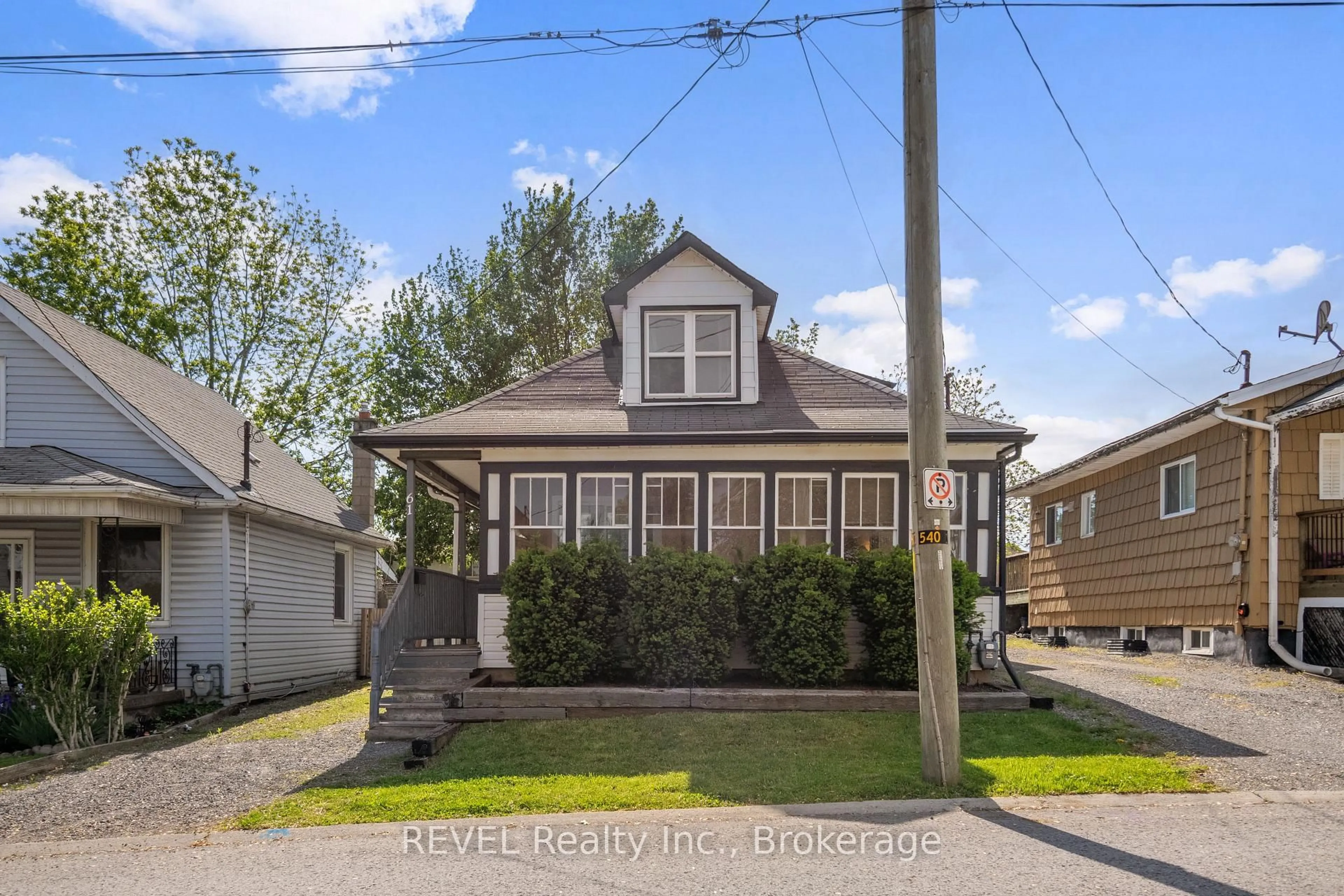 Home with vinyl exterior material, street for 61 Patricia St, Thorold Ontario L2V 3V9