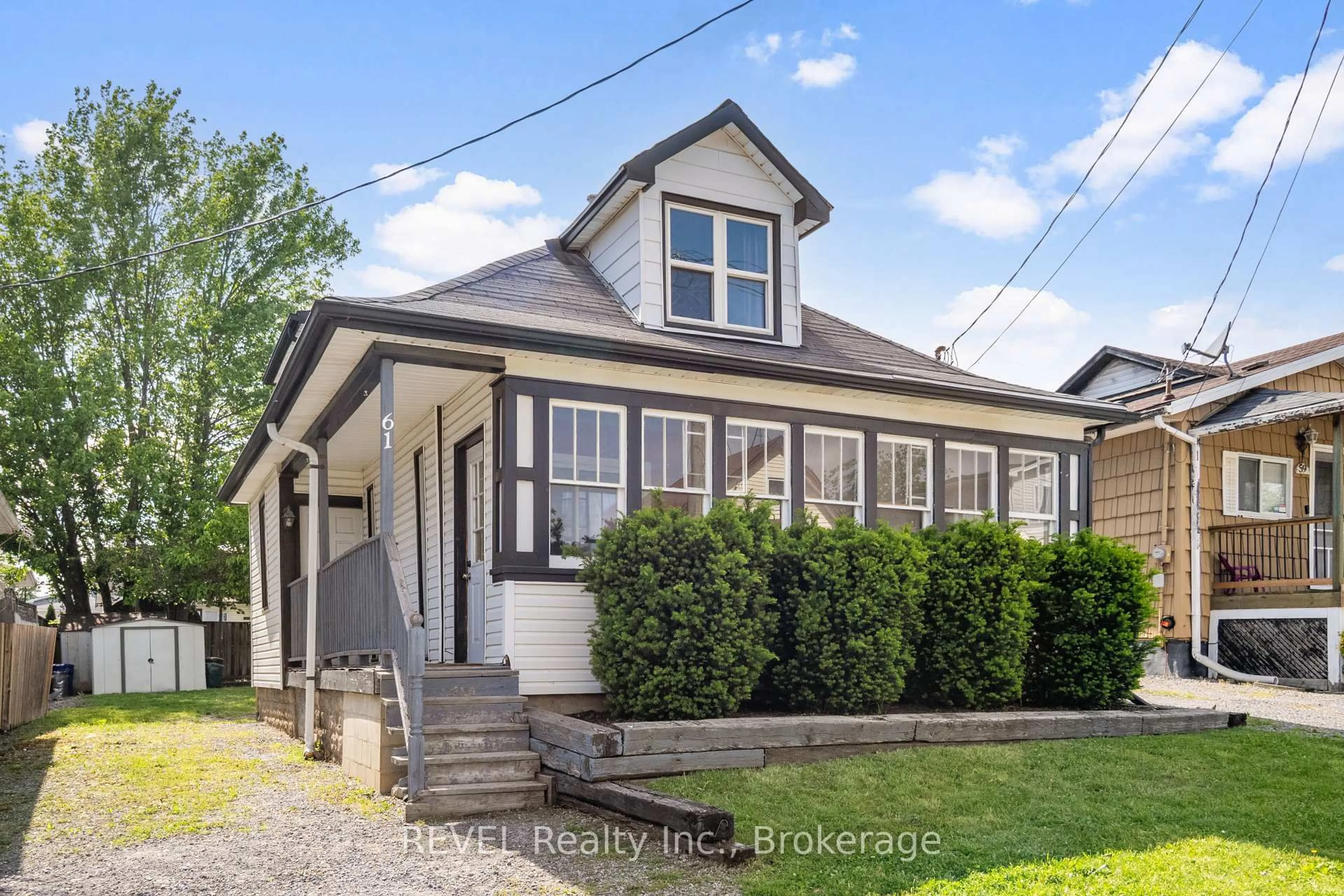 Home with vinyl exterior material, street for 61 Patricia St, Thorold Ontario L2V 3V9