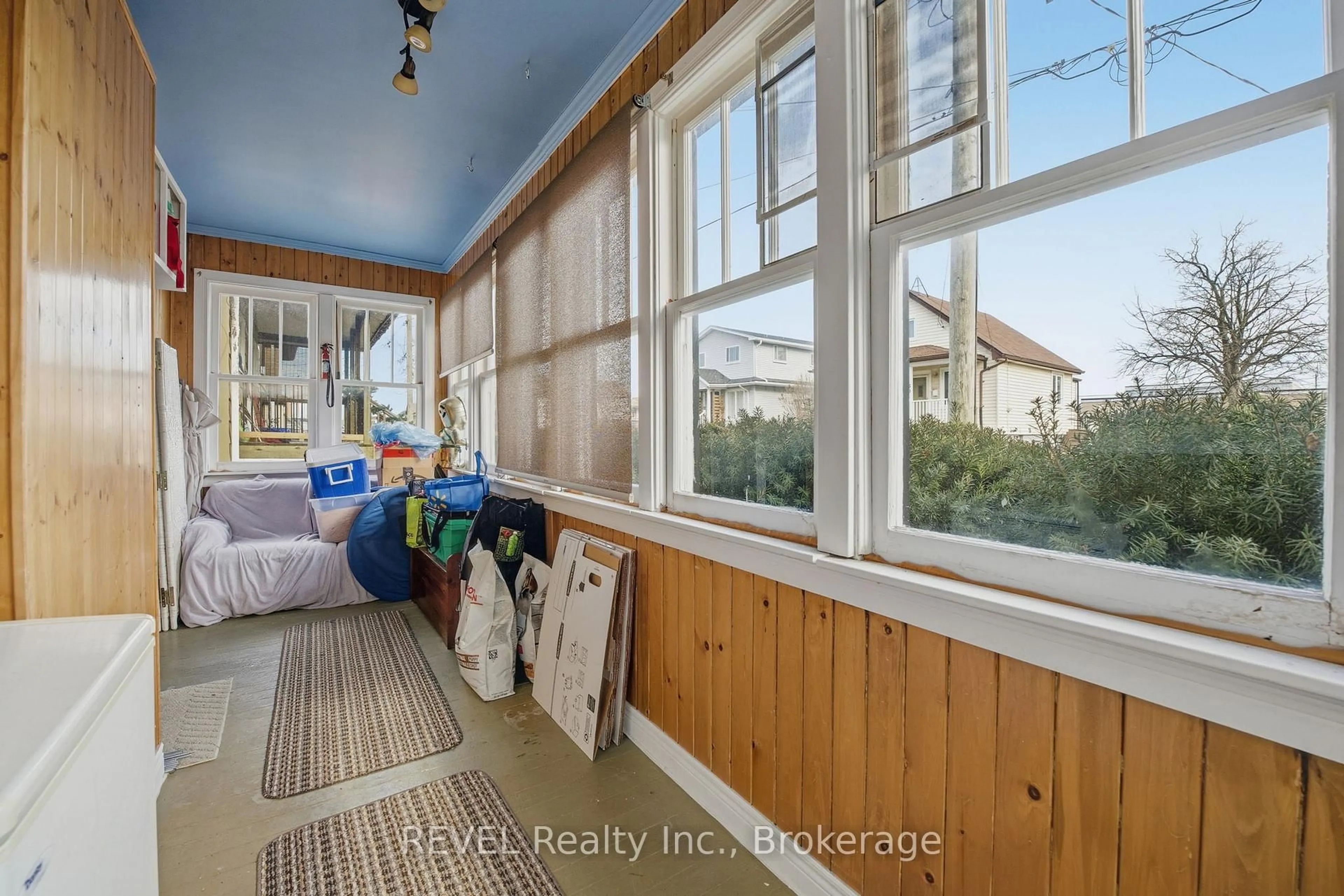 Indoor entryway for 61 Patricia St, Thorold Ontario L2V 3V9