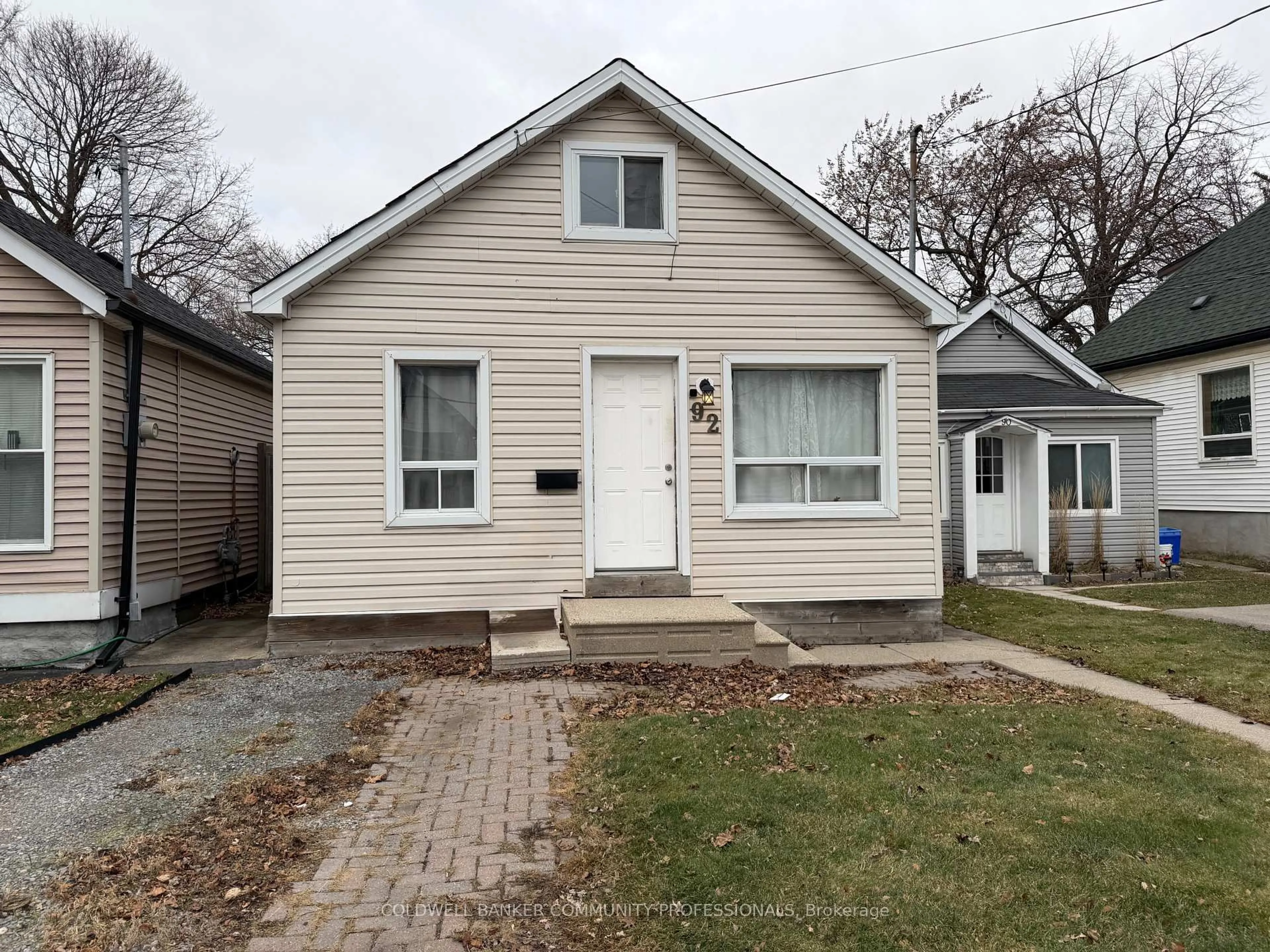 Home with vinyl exterior material, street for 92 East 24th St, Hamilton Ontario L8V 2Y1