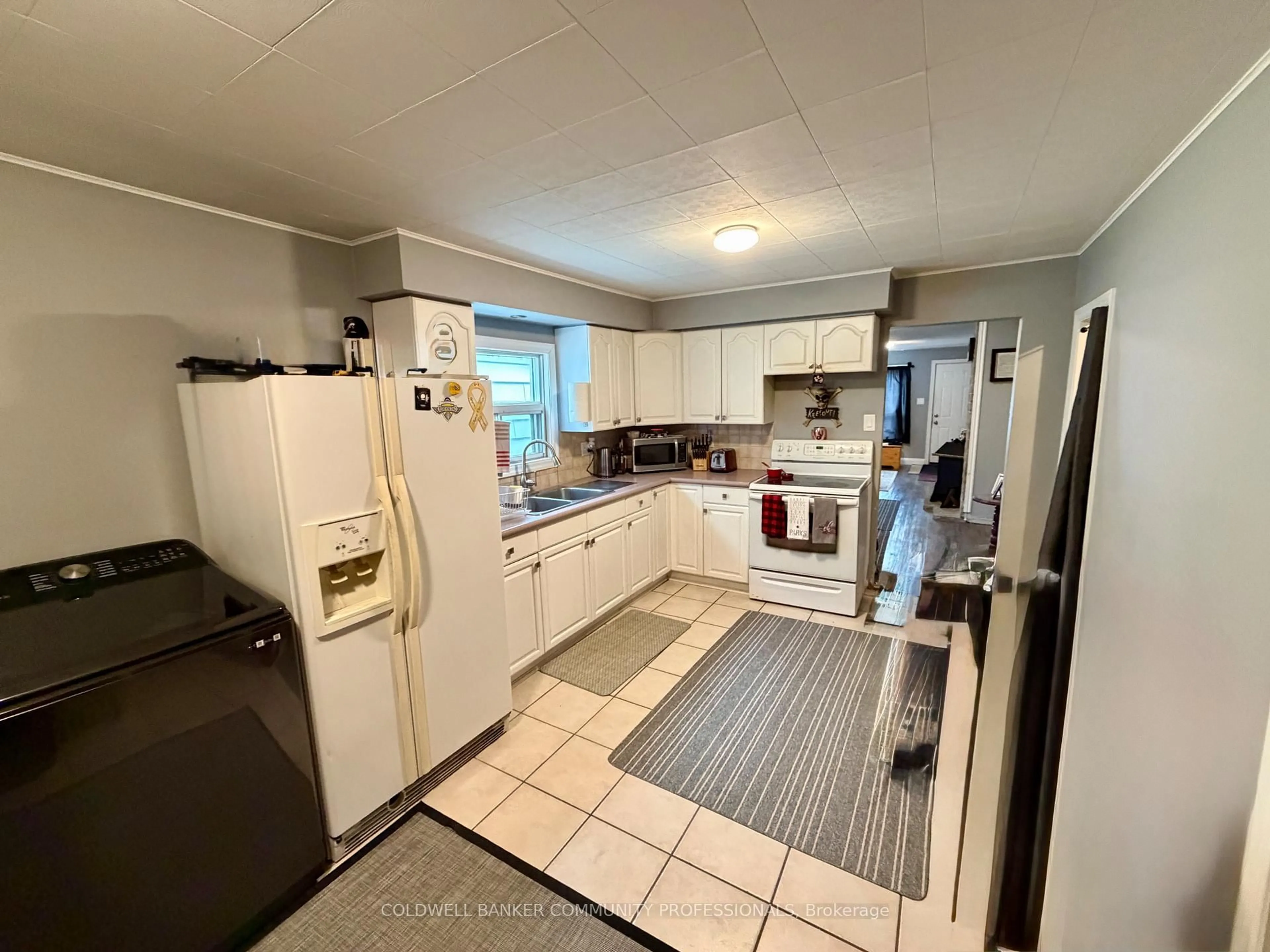 Standard kitchen, unknown for 92 East 24th St, Hamilton Ontario L8V 2Y1