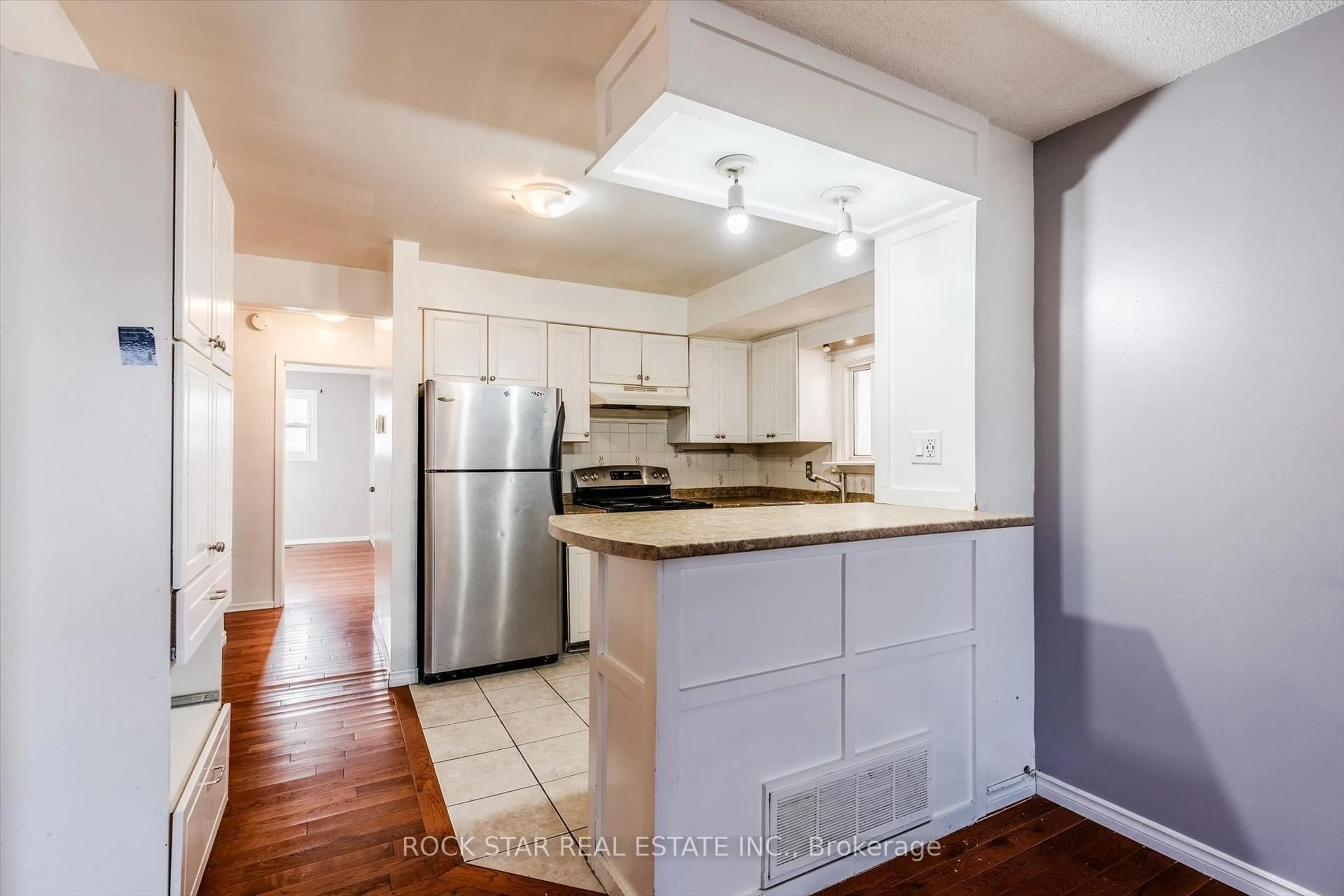 Standard kitchen, unknown for 40 Jamie Ann Crt, Hamilton Ontario L8W 1Y5