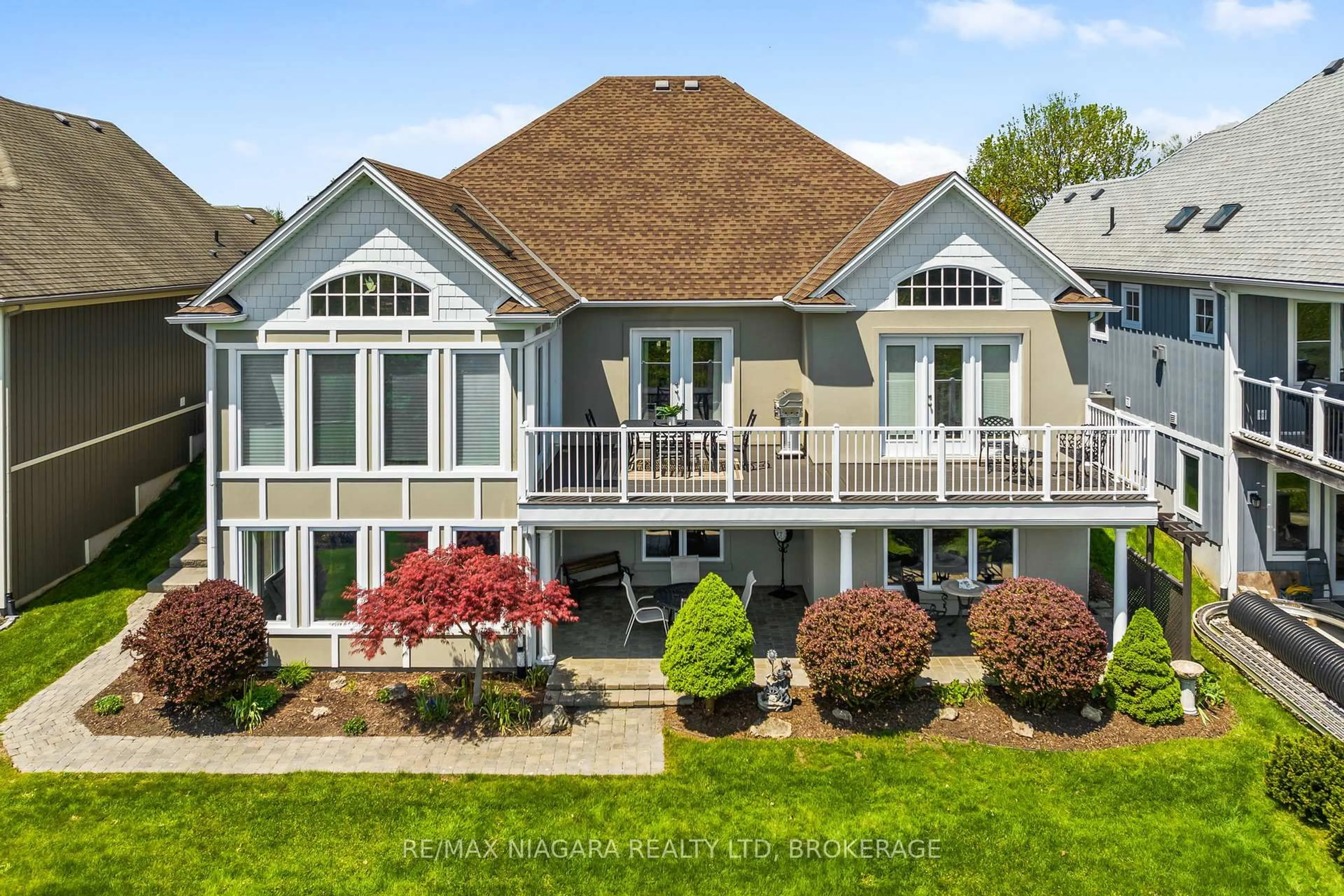 A pic from outside/outdoor area/front of a property/back of a property/a pic from drone, water/lake/river/ocean view for 116 Sunrise Crt, Fort Erie Ontario L0S 1N0