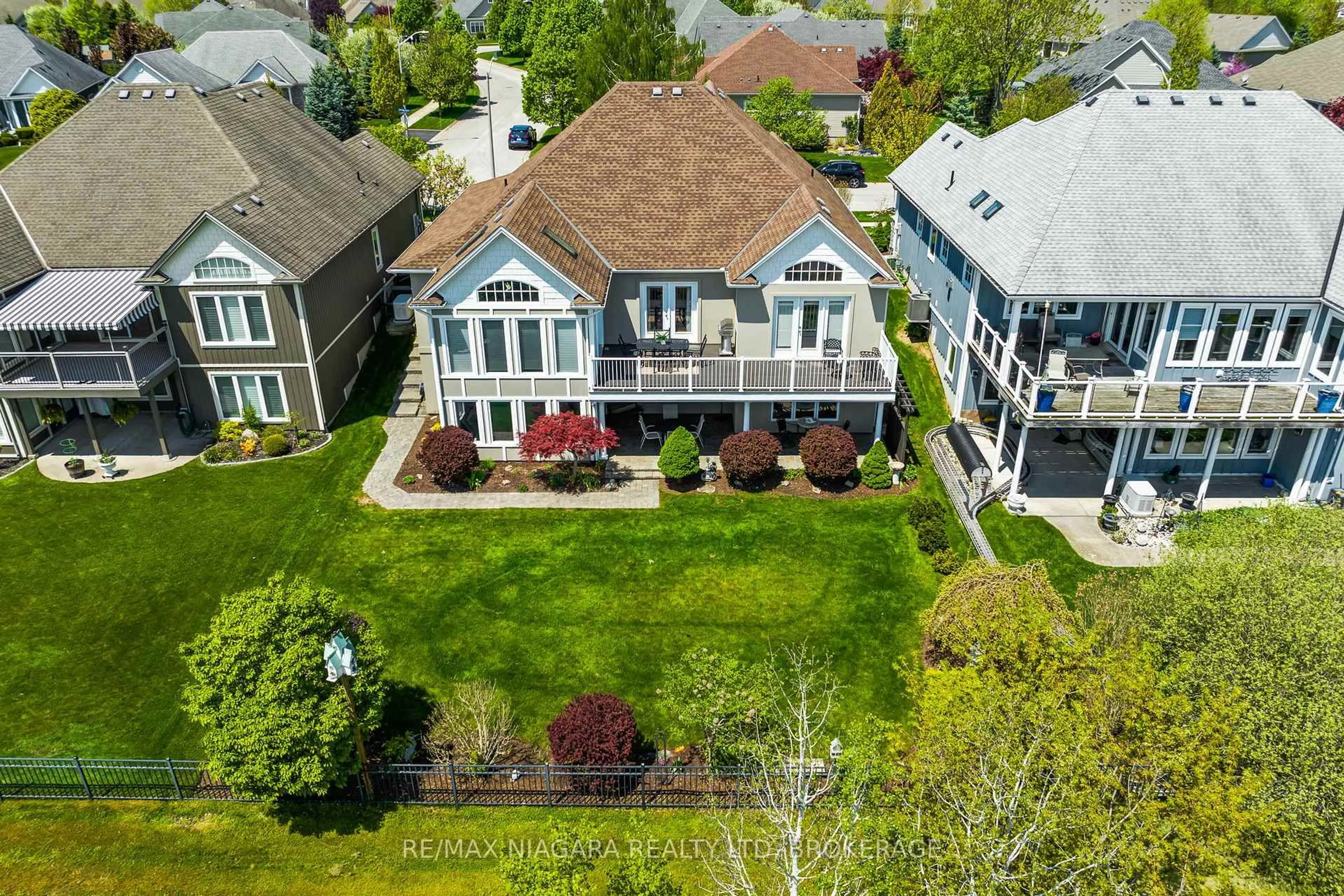 A pic from outside/outdoor area/front of a property/back of a property/a pic from drone, unknown for 116 Sunrise Crt, Fort Erie Ontario L0S 1N0