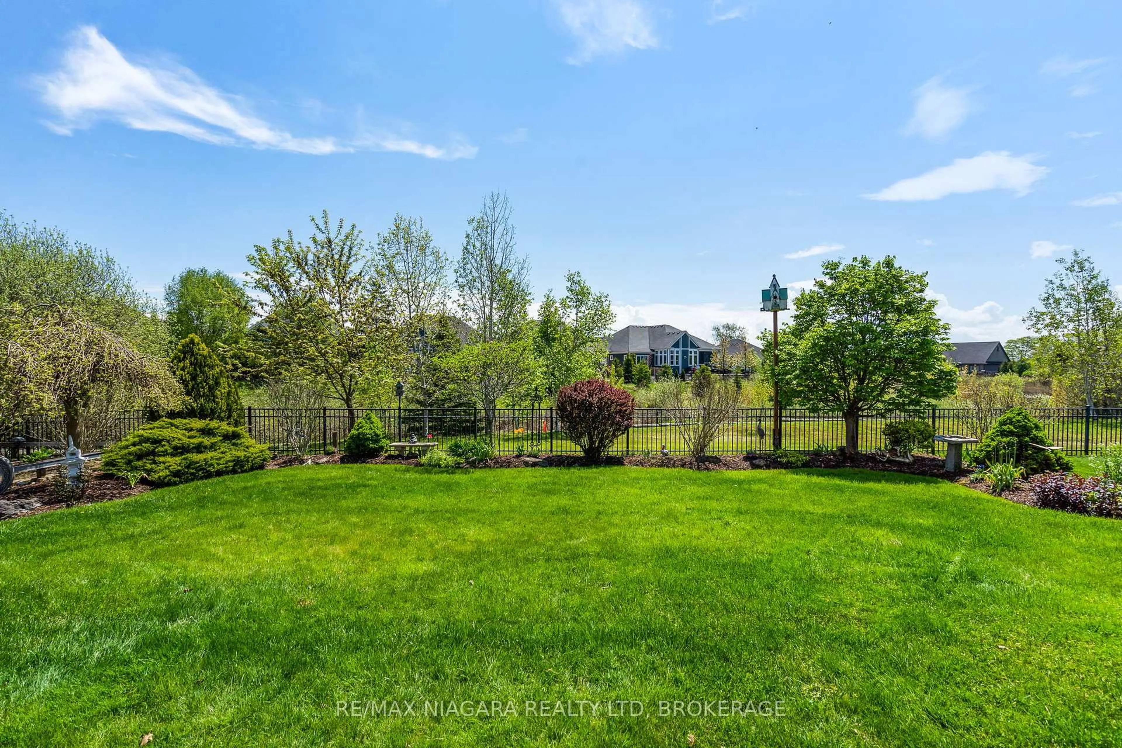 A pic from outside/outdoor area/front of a property/back of a property/a pic from drone, water/lake/river/ocean view for 116 Sunrise Crt, Fort Erie Ontario L0S 1N0
