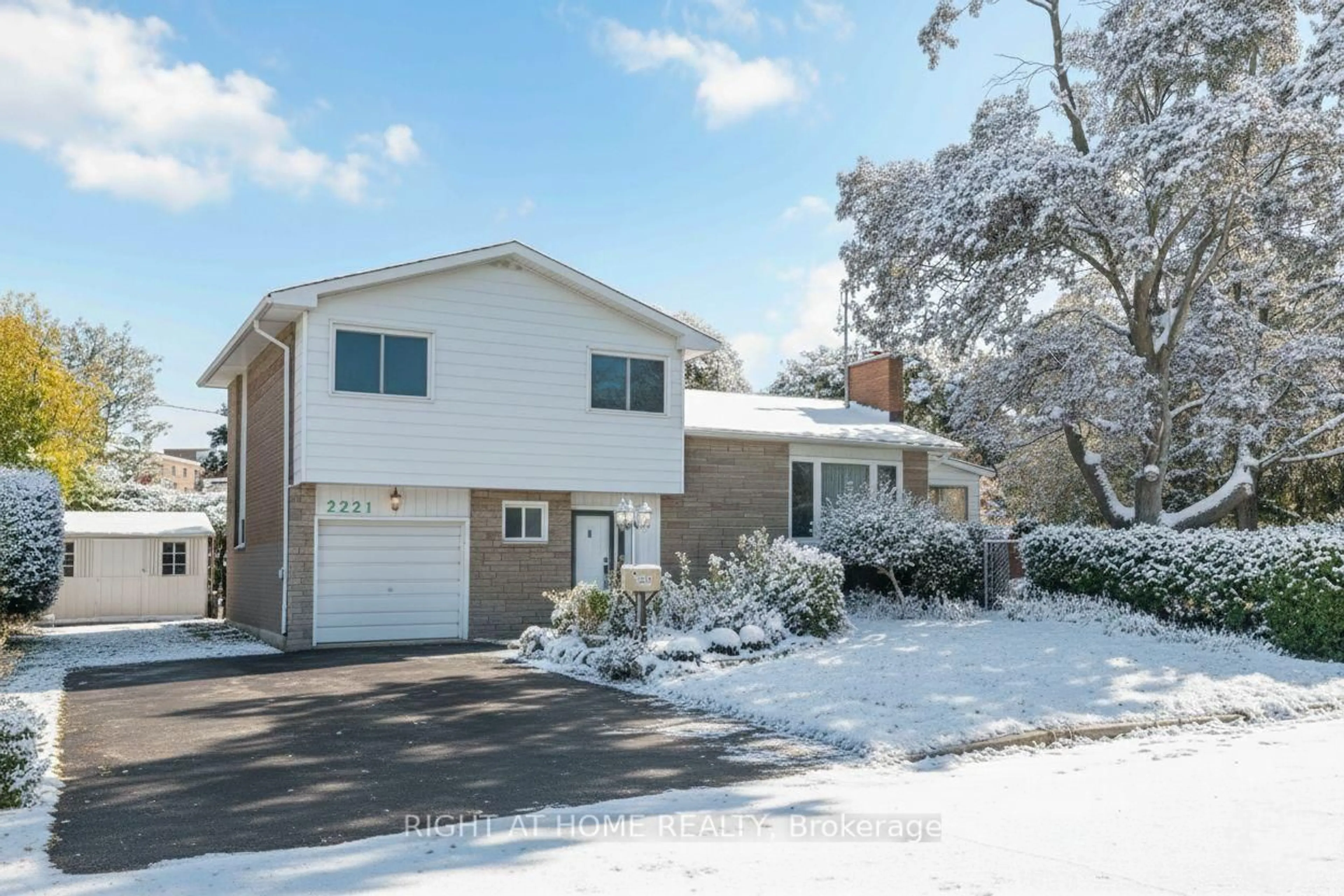 Home with vinyl exterior material, street for 2221 Circle Pl, Ottawa Ontario K1G 3E2