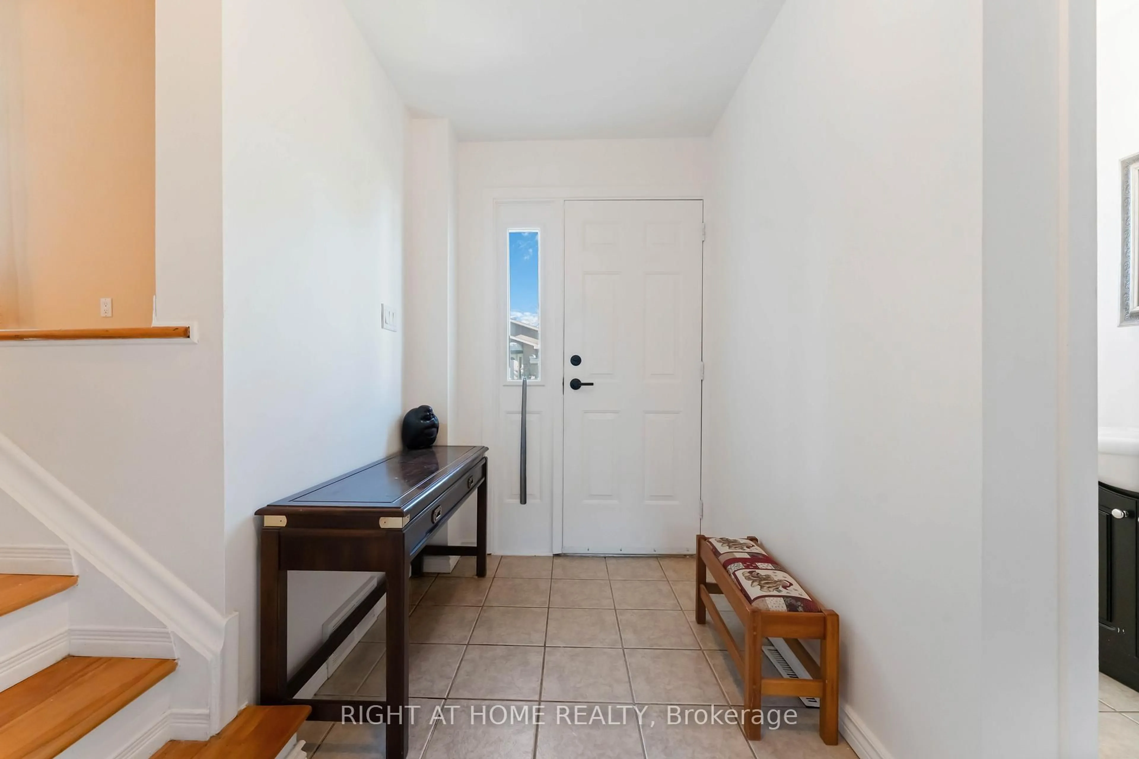 Indoor entryway for 2221 Circle Pl, Ottawa Ontario K1G 3E2
