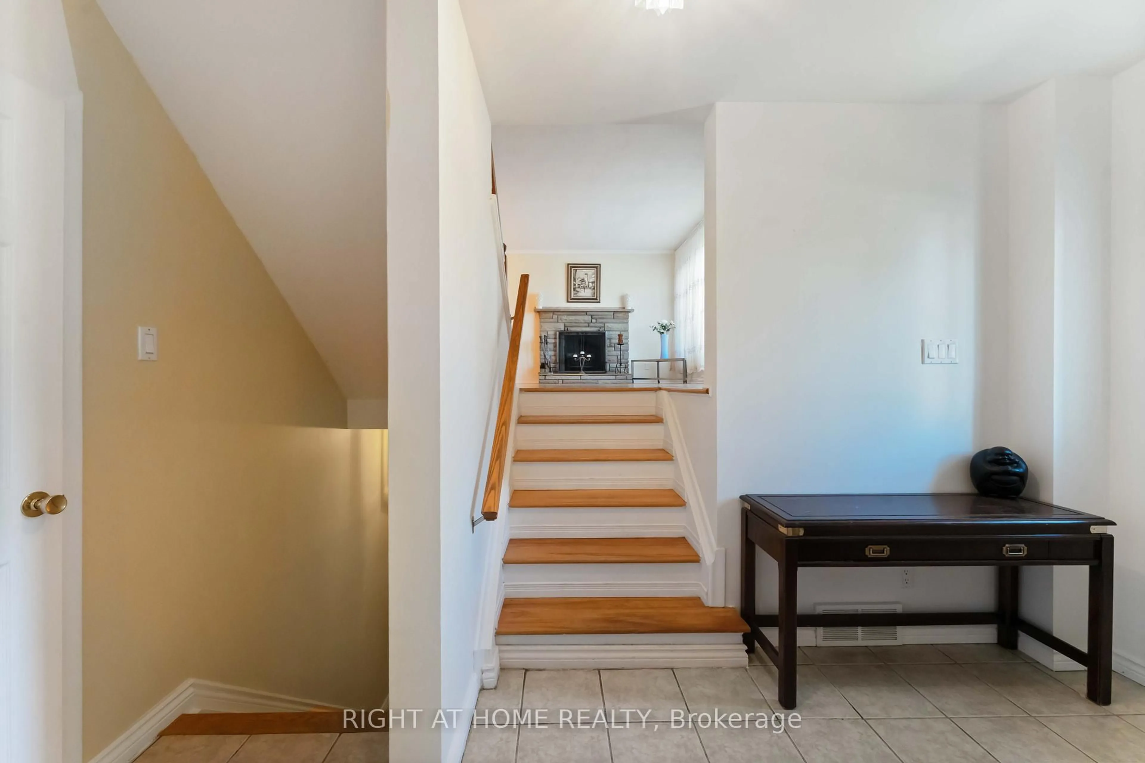 Indoor entryway for 2221 Circle Pl, Ottawa Ontario K1G 3E2