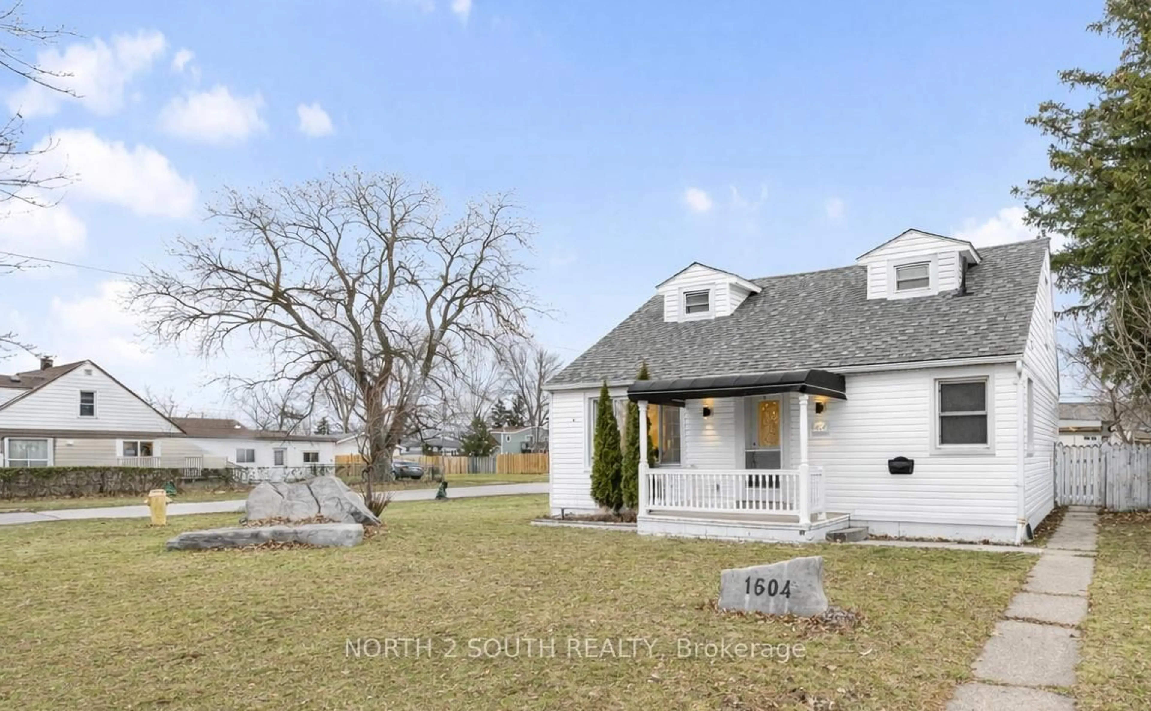 A pic from outside/outdoor area/front of a property/back of a property/a pic from drone, street for 1604 Buckingham Dr, Windsor Ontario N8T 2A6