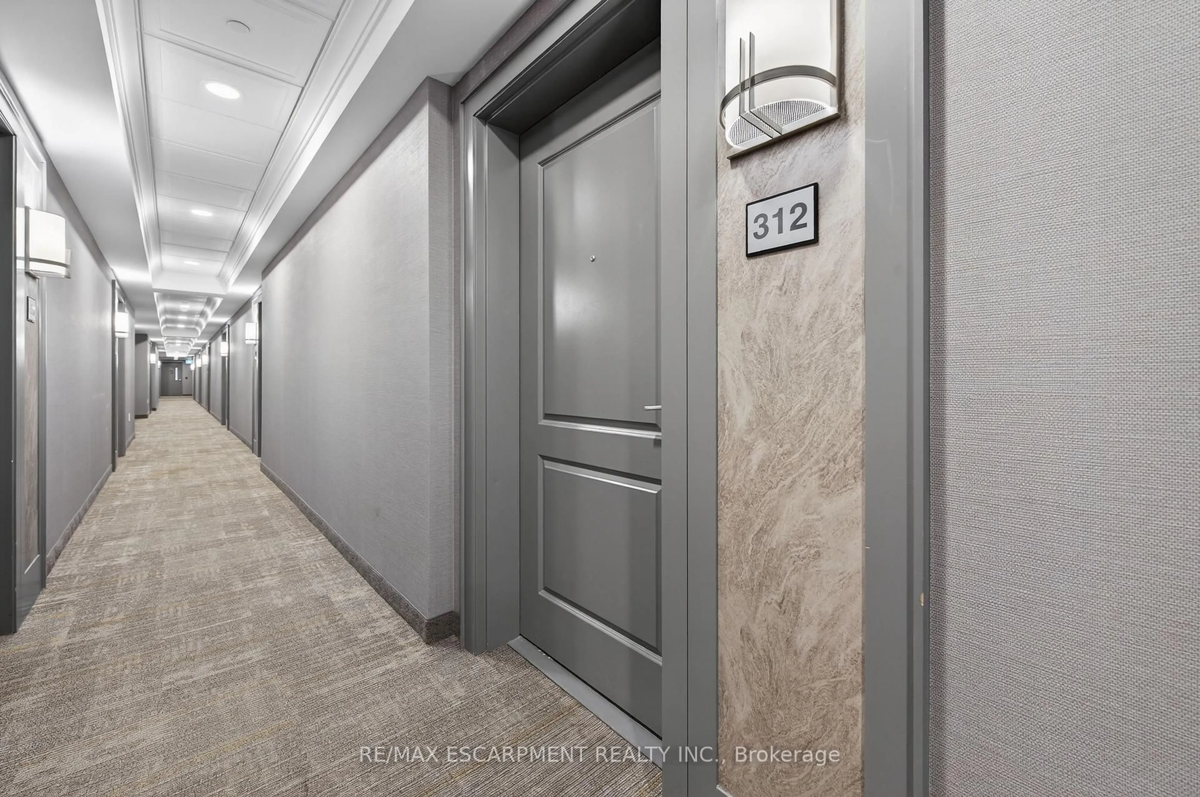 Indoor foyer for 5055 Greenlane Rd #312, Lincoln Ontario L0R 1B3