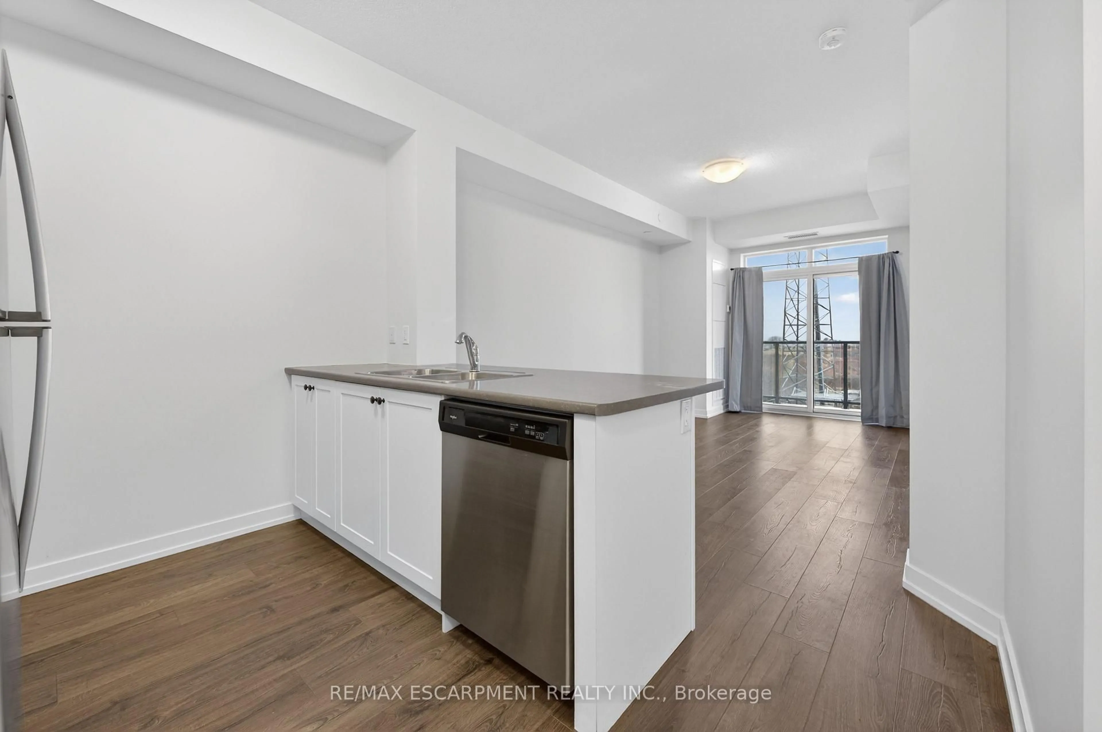 Standard kitchen, floor is not visible for 5055 Greenlane Rd #312, Lincoln Ontario L0R 1B3