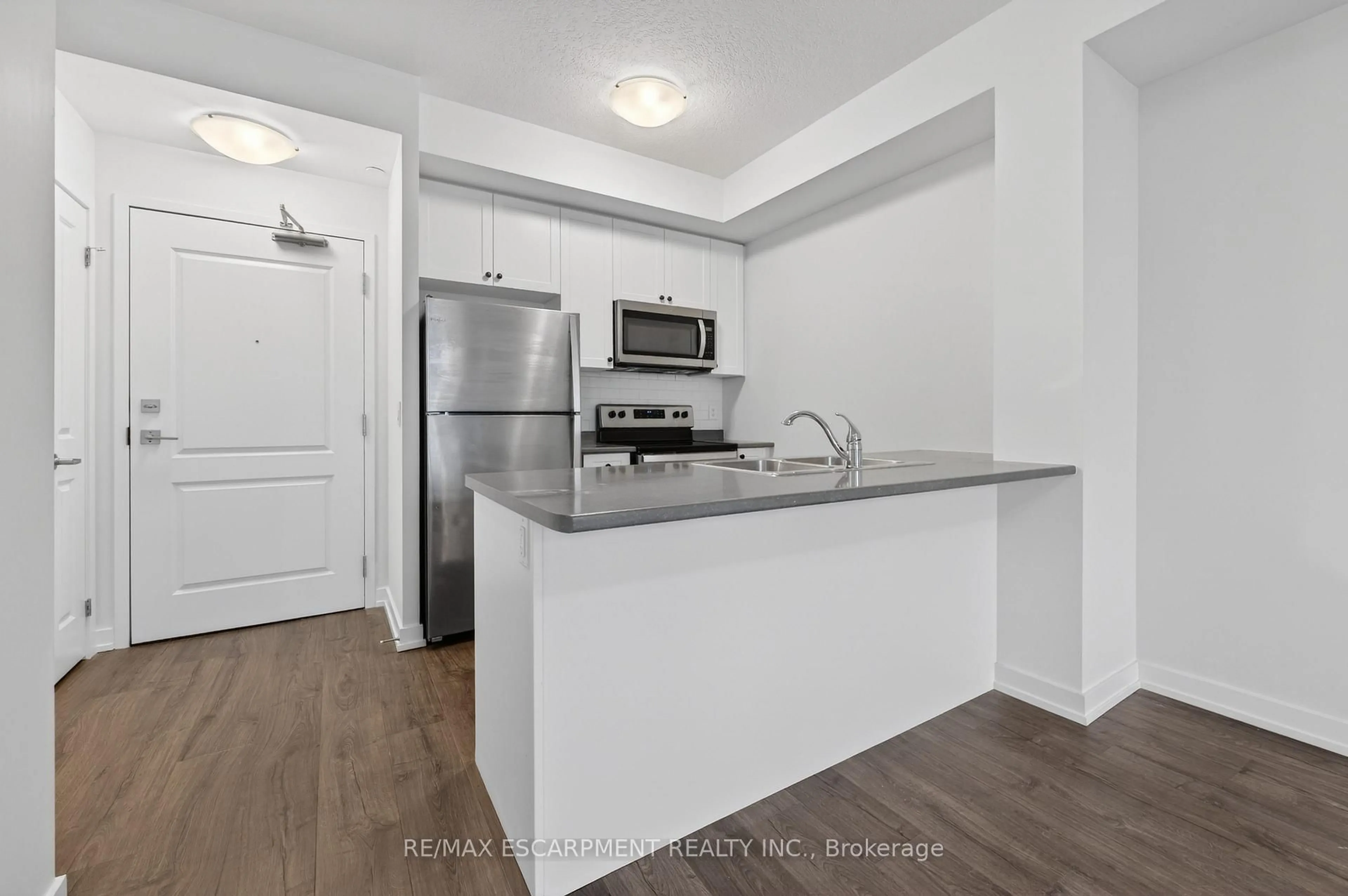 Standard kitchen, unknown for 5055 Greenlane Rd #312, Lincoln Ontario L0R 1B3