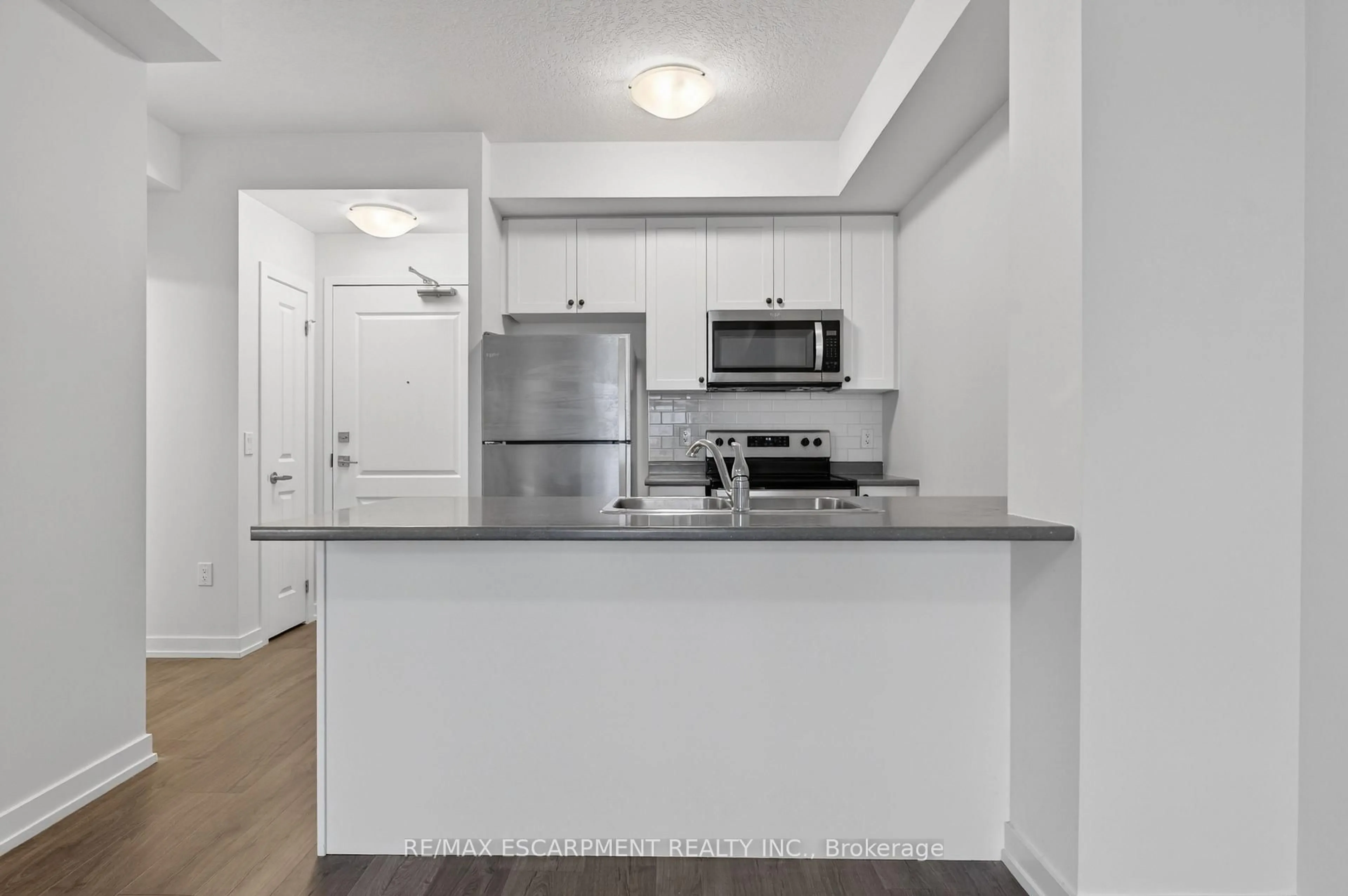 Standard kitchen, unknown for 5055 Greenlane Rd #312, Lincoln Ontario L0R 1B3