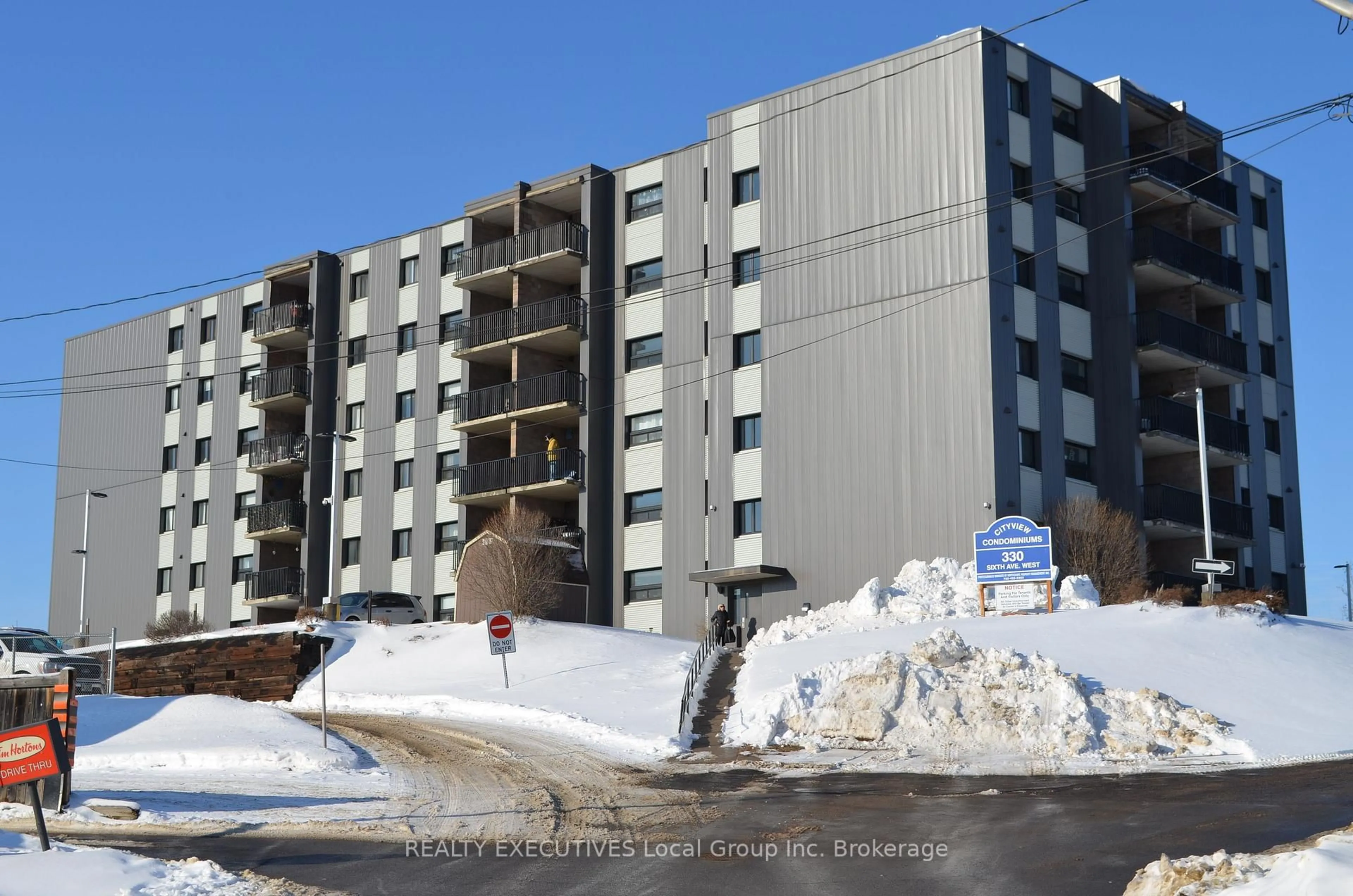 Patio, building for 330 Sixth Ave #506, North Bay Ontario P1B 9G1