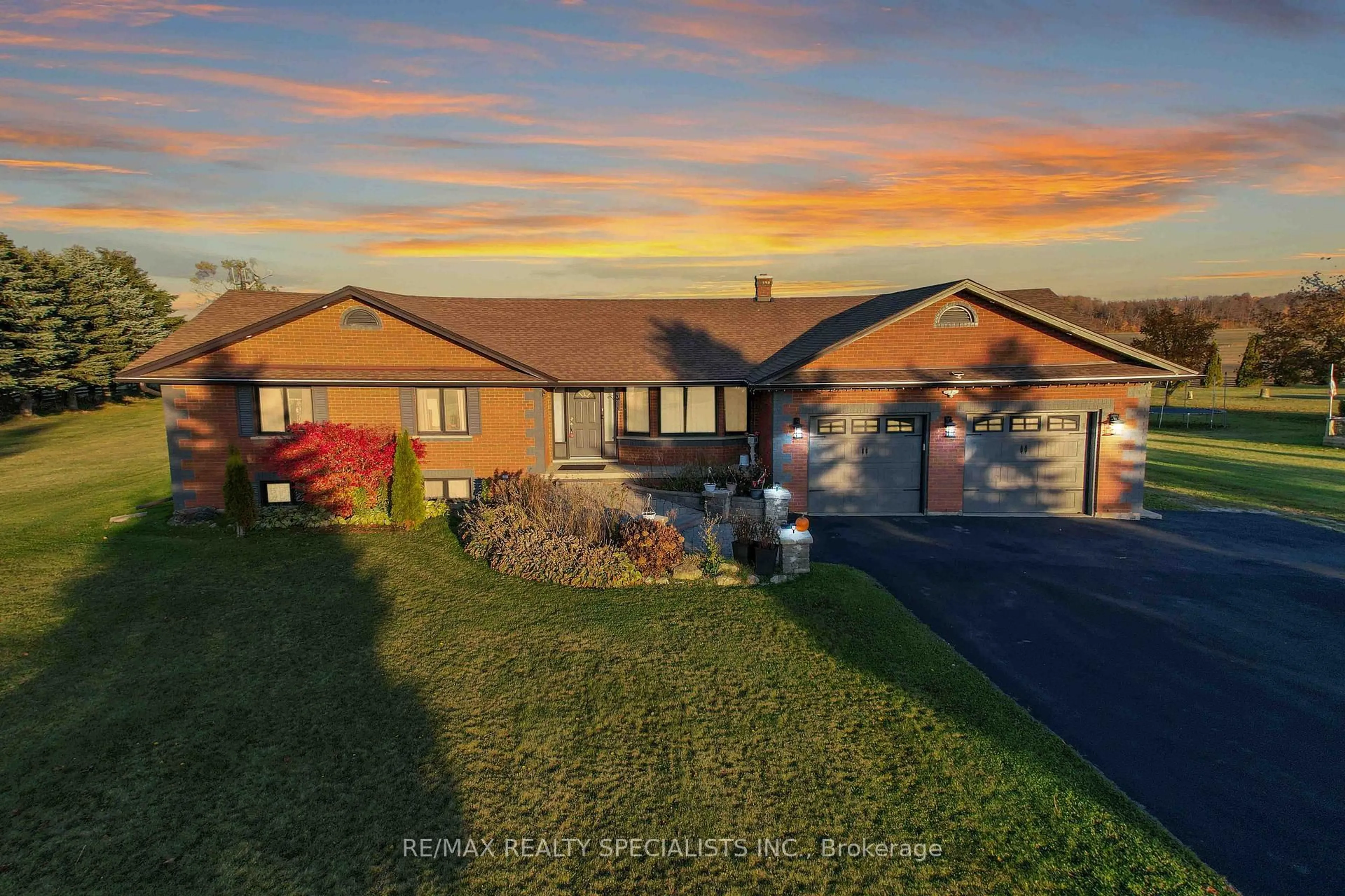 A pic from outside/outdoor area/front of a property/back of a property/a pic from drone, unknown for 554421 Mono Amaranth Townline, Mono Ontario L9W 5M8