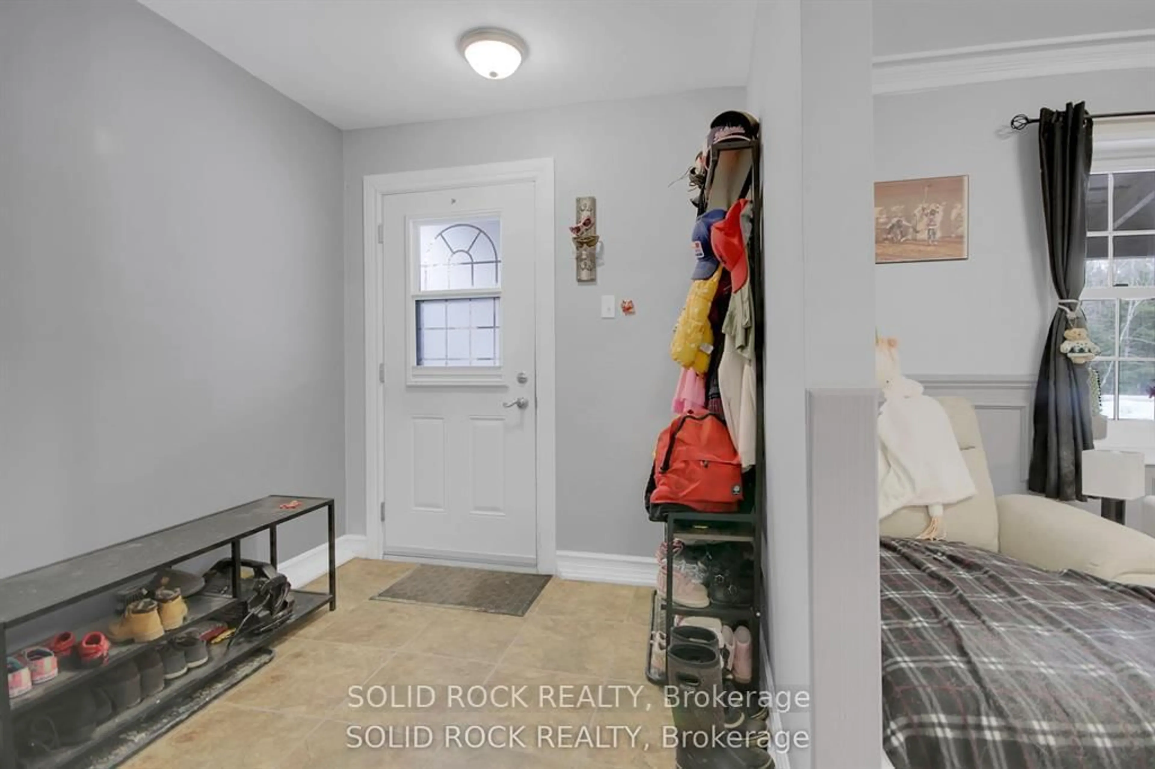 Indoor entryway for 2855A HIGHWAY 132 Rd, Renfrew Ontario K7V 3Z7