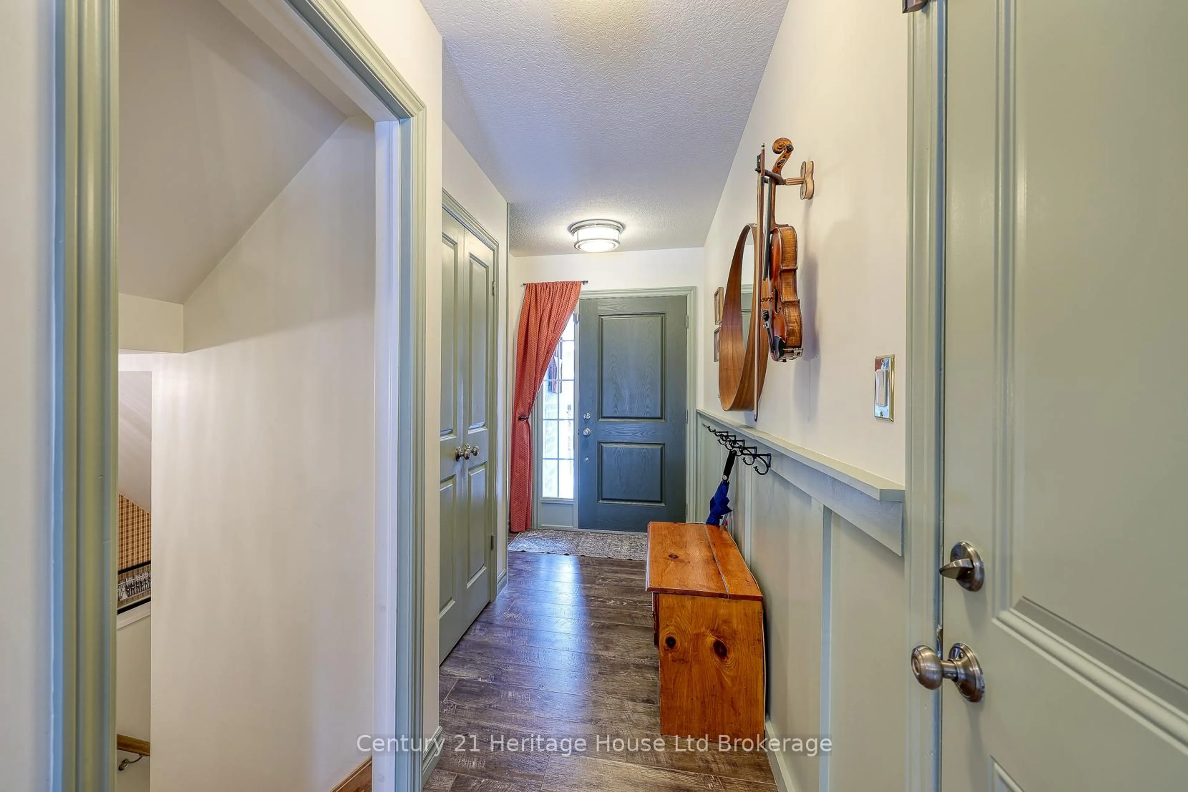 Indoor entryway for 72 Pearl St, Tillsonburg Ontario N4G 0A2