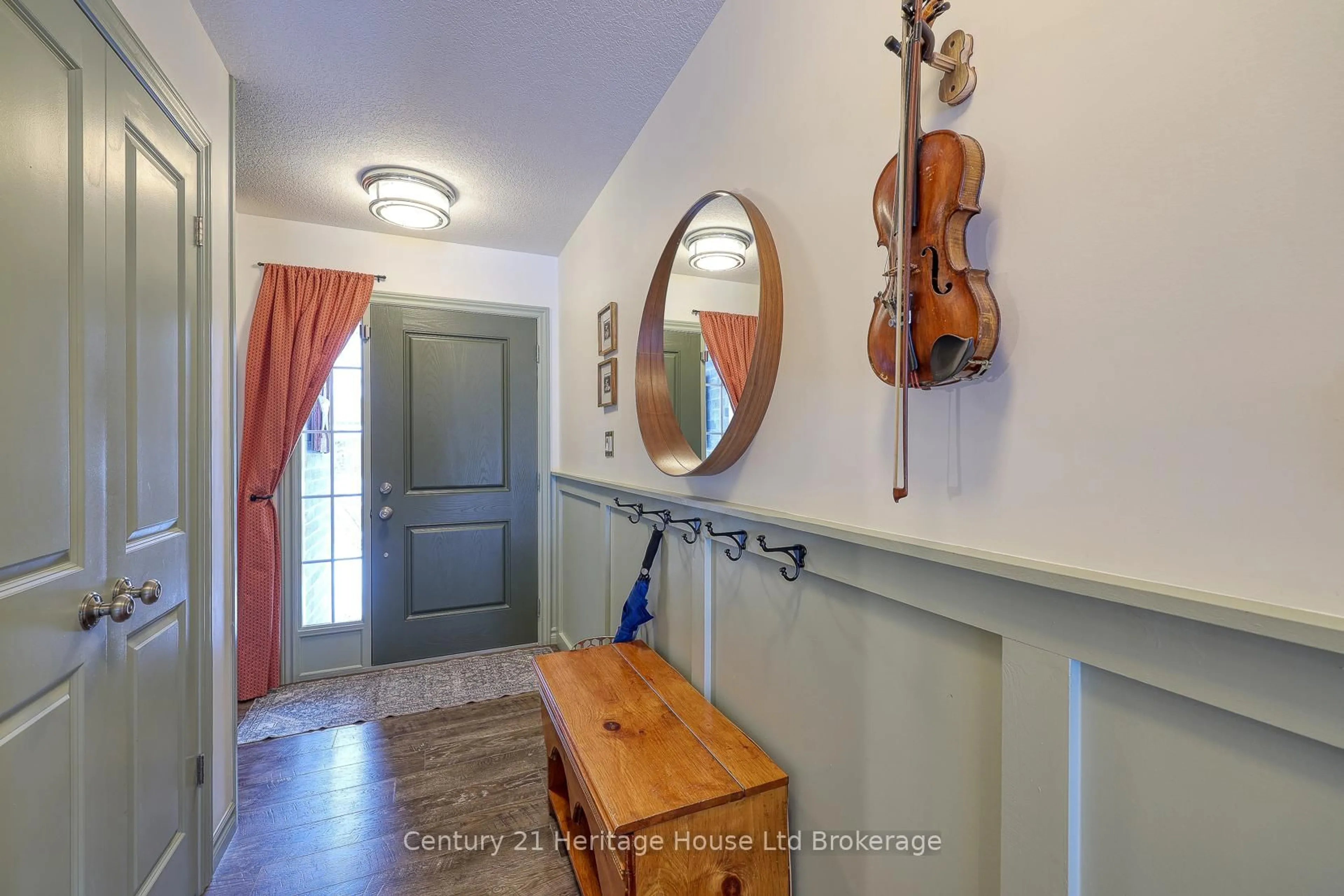 Indoor entryway for 72 Pearl St, Tillsonburg Ontario N4G 0A2