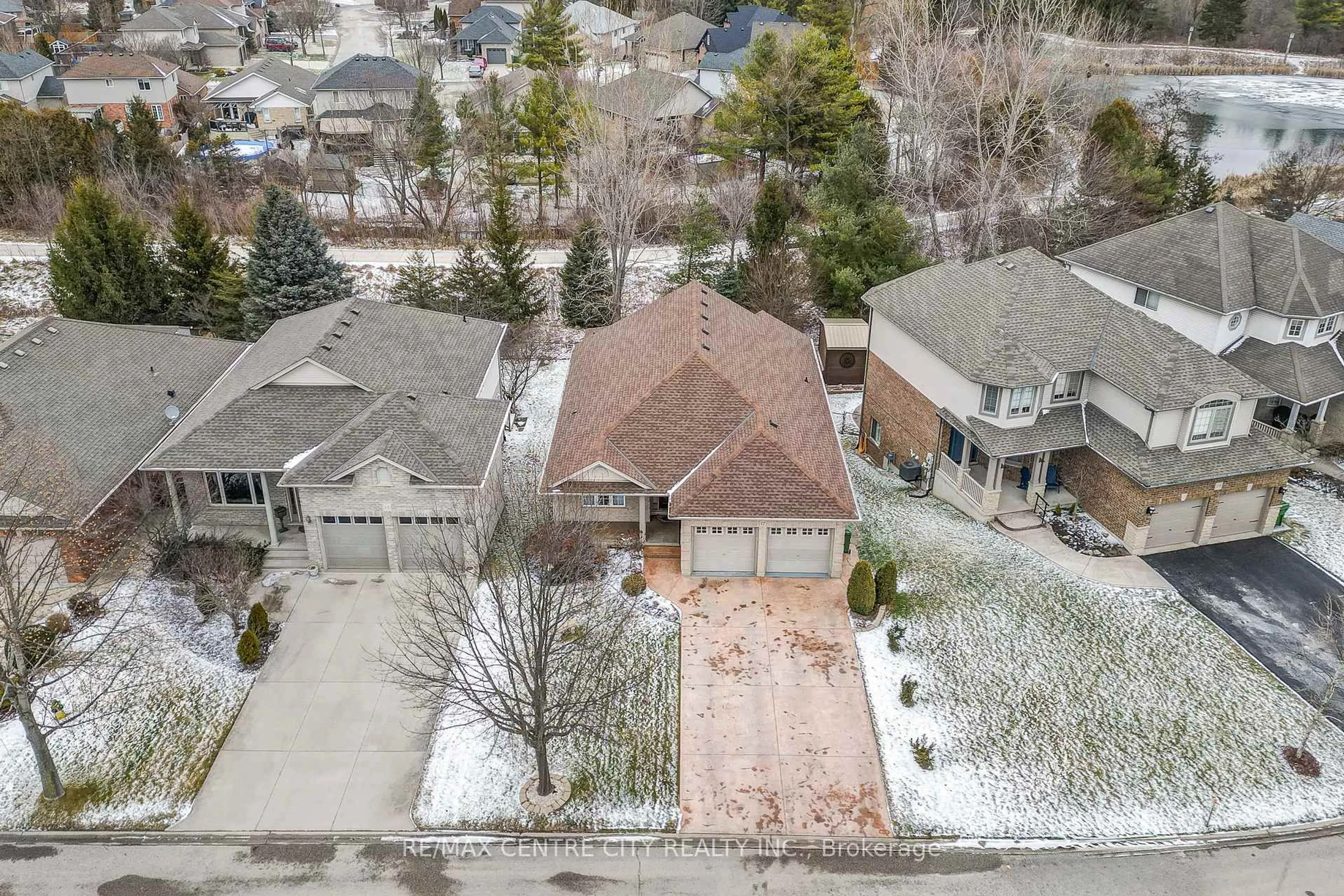 A pic from outside/outdoor area/front of a property/back of a property/a pic from drone, street for 17 HICKORY Lane, St. Thomas Ontario N5R 6K8