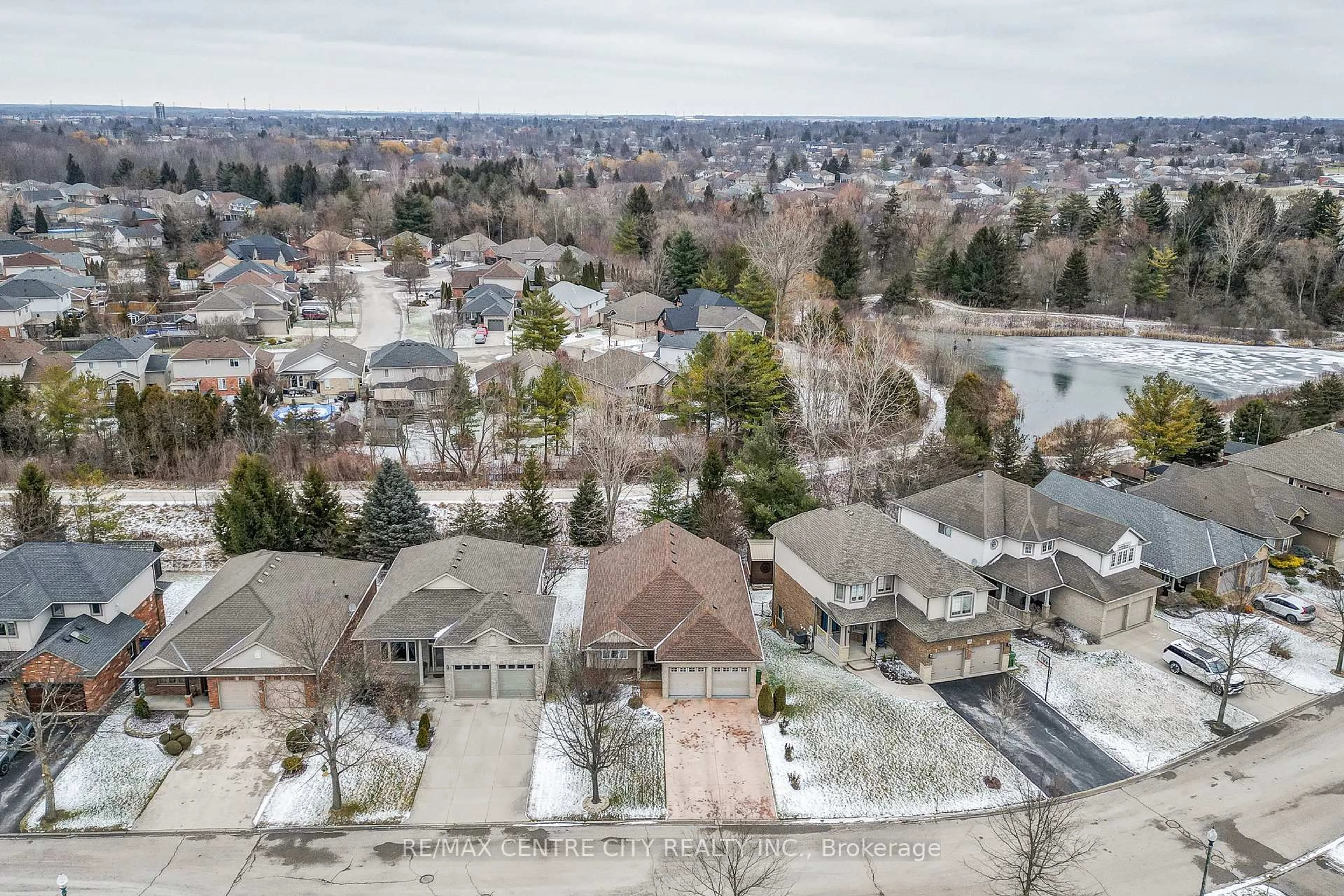 A pic from outside/outdoor area/front of a property/back of a property/a pic from drone, unknown for 17 HICKORY Lane, St. Thomas Ontario N5R 6K8