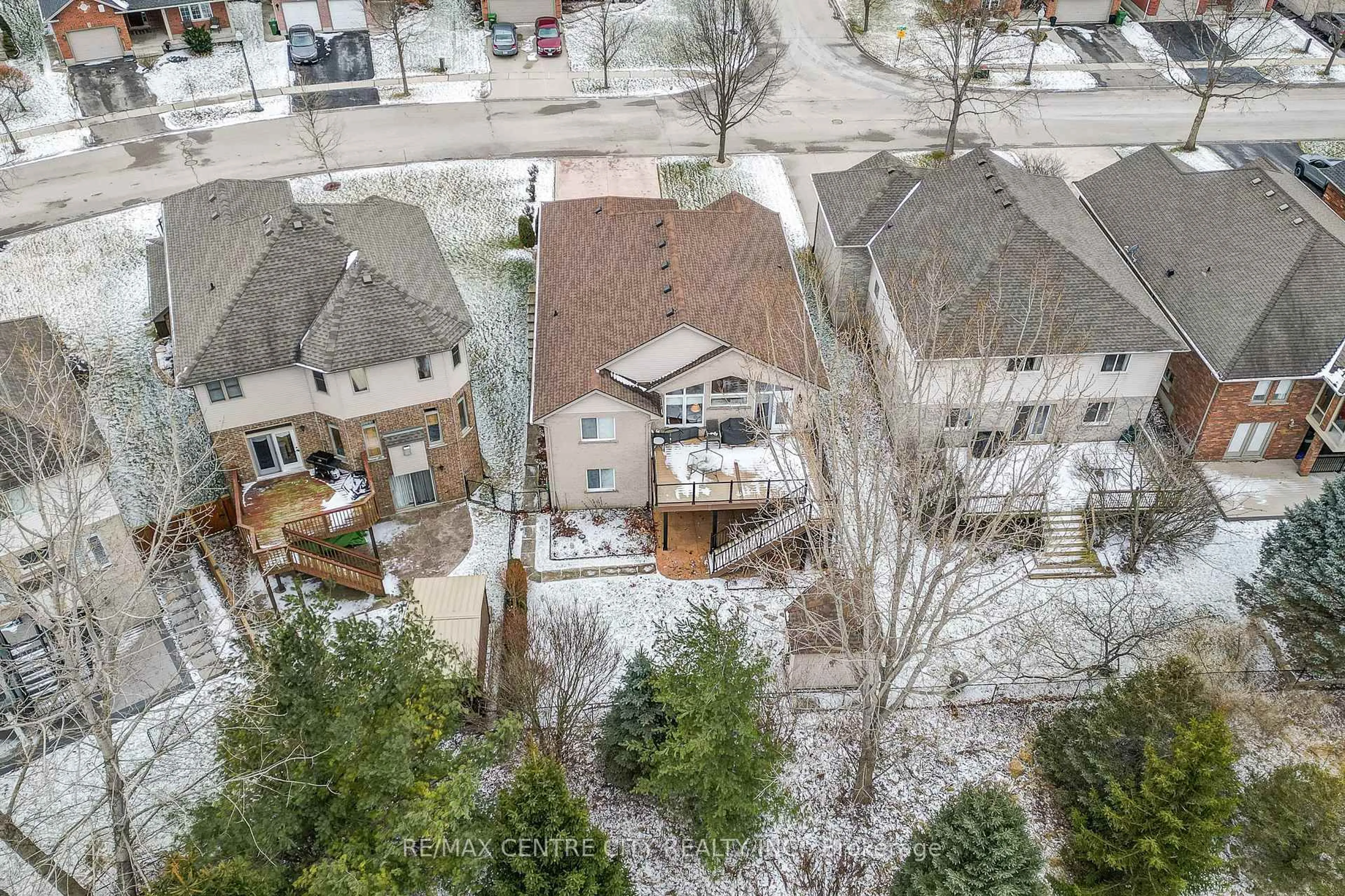 A pic from outside/outdoor area/front of a property/back of a property/a pic from drone, street for 17 HICKORY Lane, St. Thomas Ontario N5R 6K8
