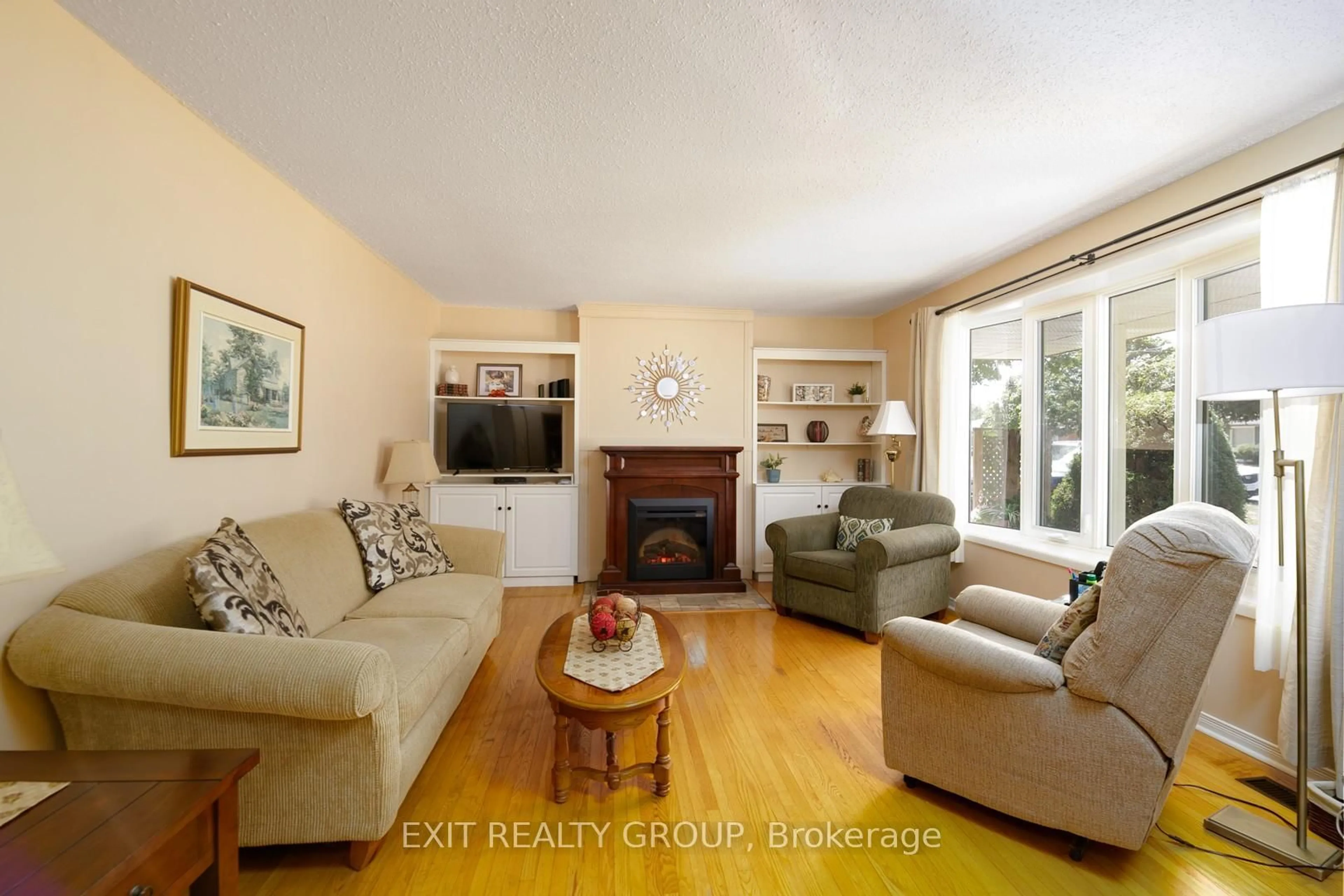 Living room with furniture, wood/laminate floor for 31 Lexington Cres, Belleville Ontario K8P 4L2